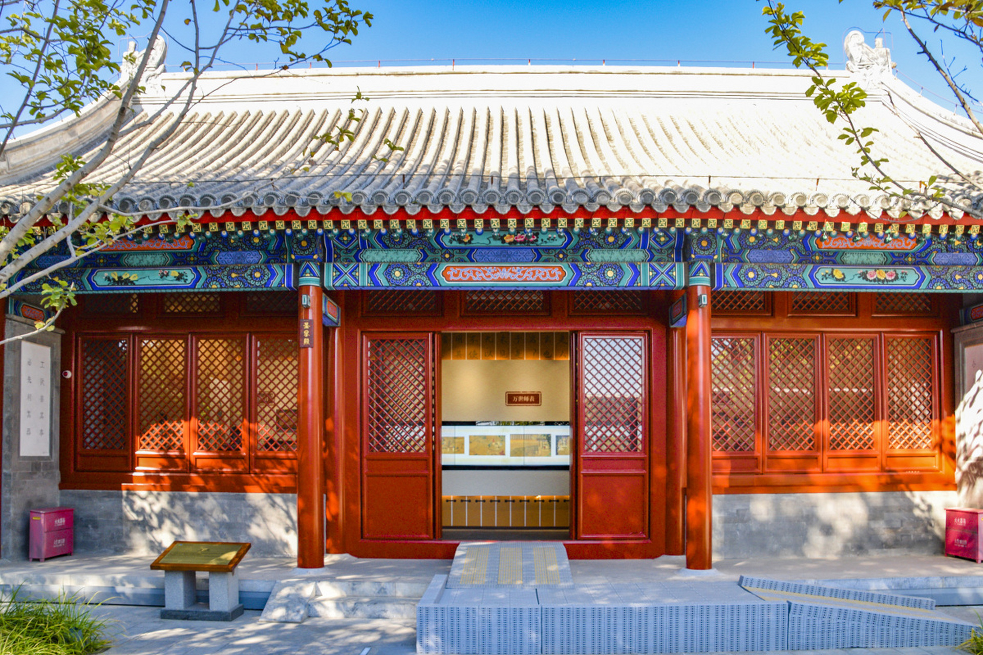 中国古建筑四合院,大门形式之王府大门  王府大门是大门中的最高级别.
