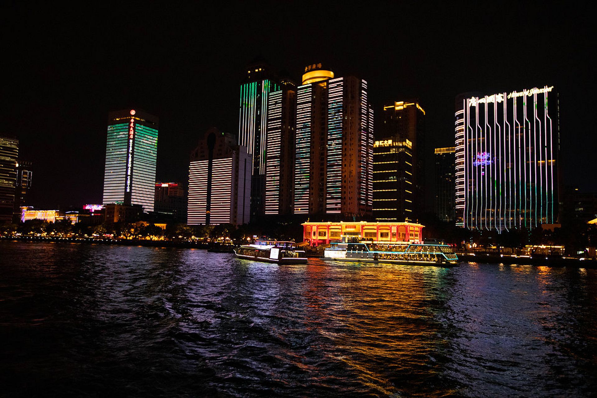 珠江夜游是广州的特色,游客可选择乘船欣赏夜景.
