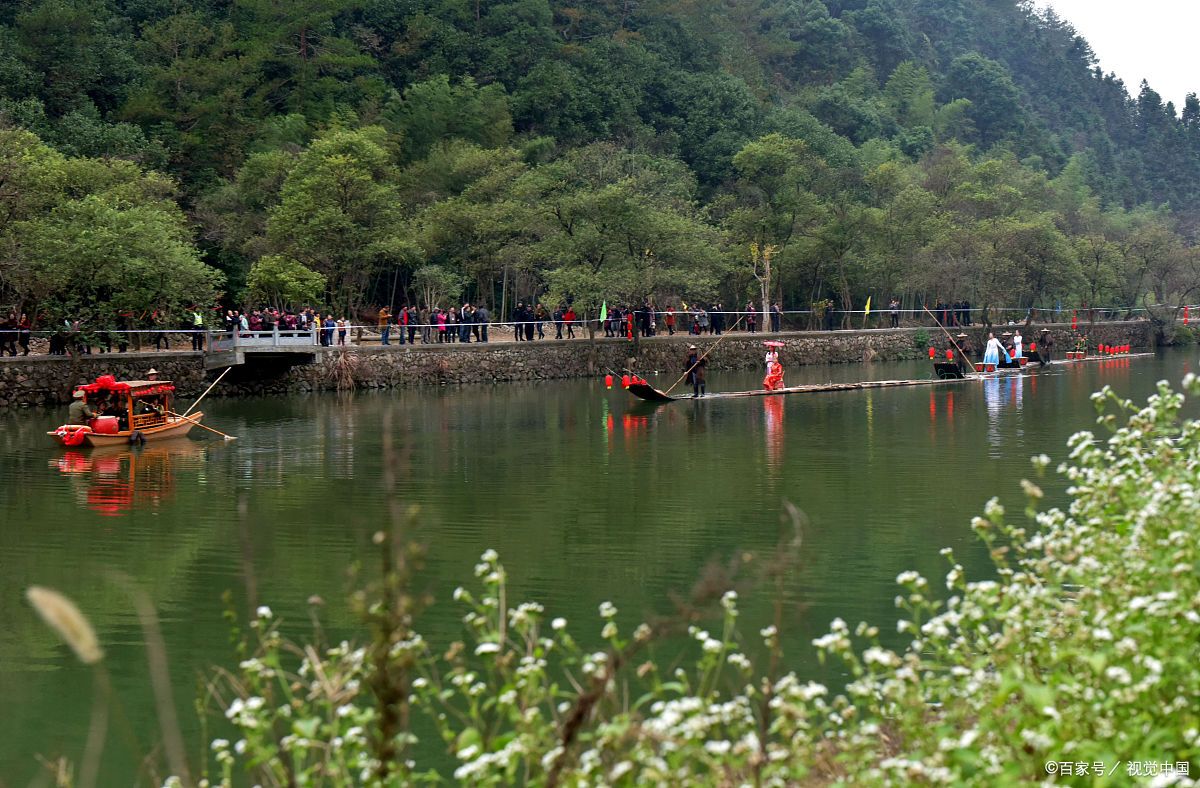 石门湖位于福建省龙岩市连城县,紧邻冠豸山景区.