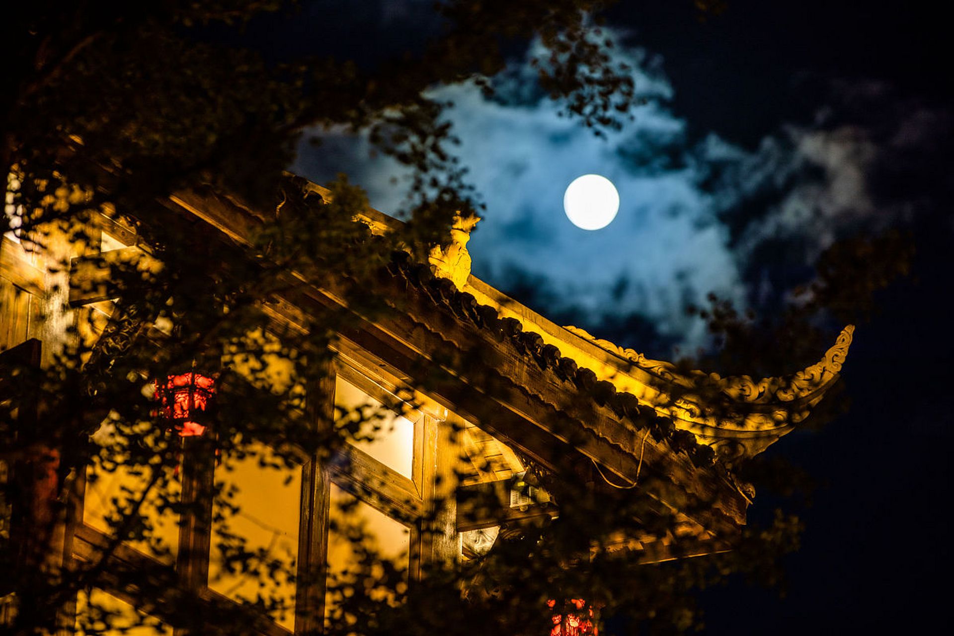 整首诗的意境比较沉静,通过残月笼罩下的帘帷,让人产生了一种神秘的