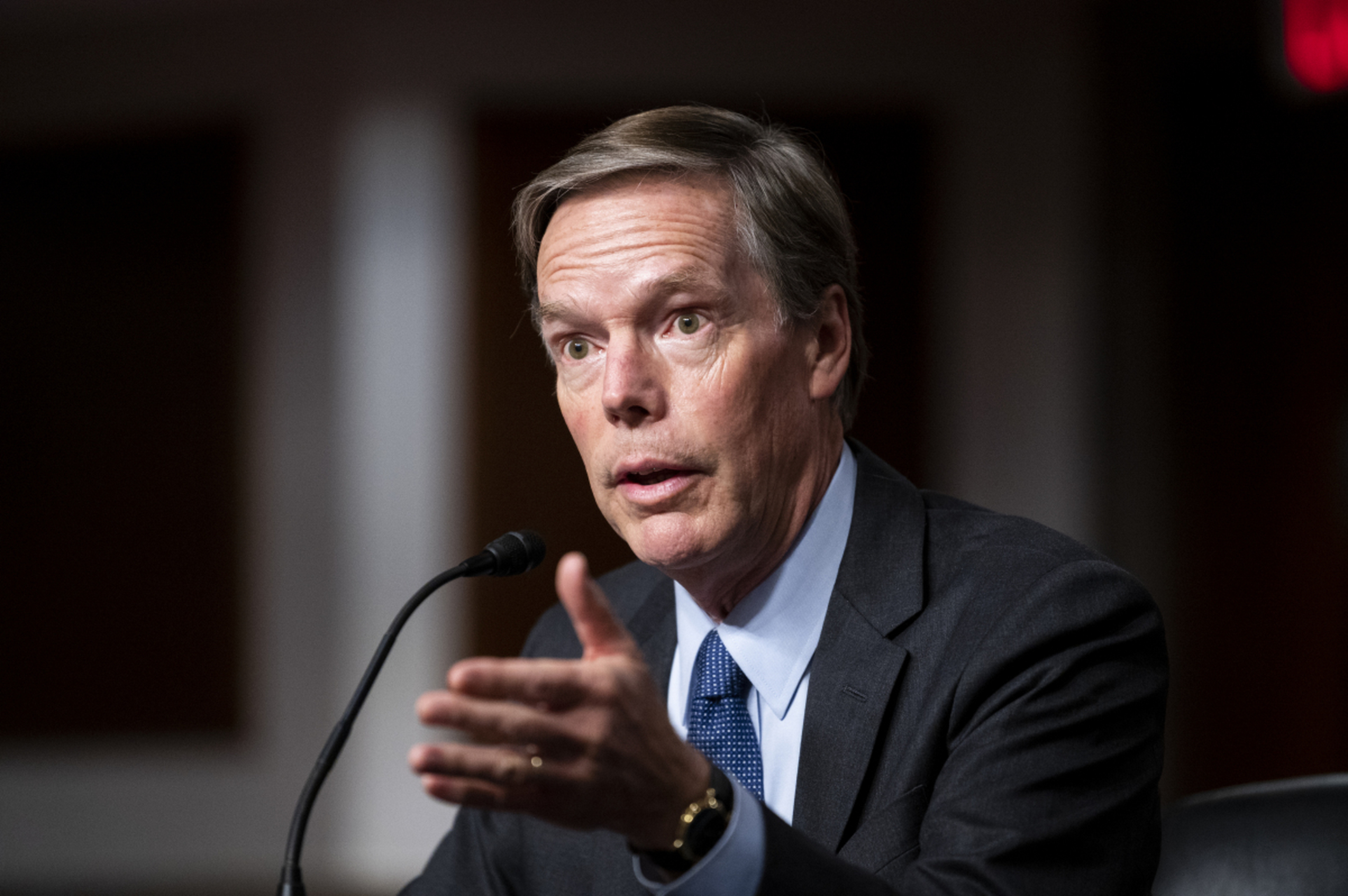 美国驻华大使伯恩斯称:"美国限制对华科技贸易,是为保护国家利益而