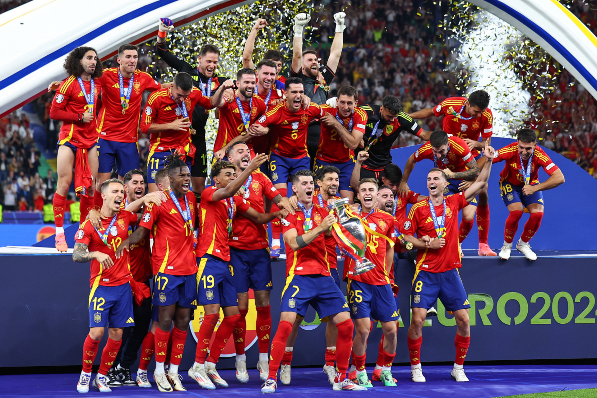 时隔12年再夺欧洲杯冠军! 2024欧洲杯决赛在奥林奥林匹克体育场开打!