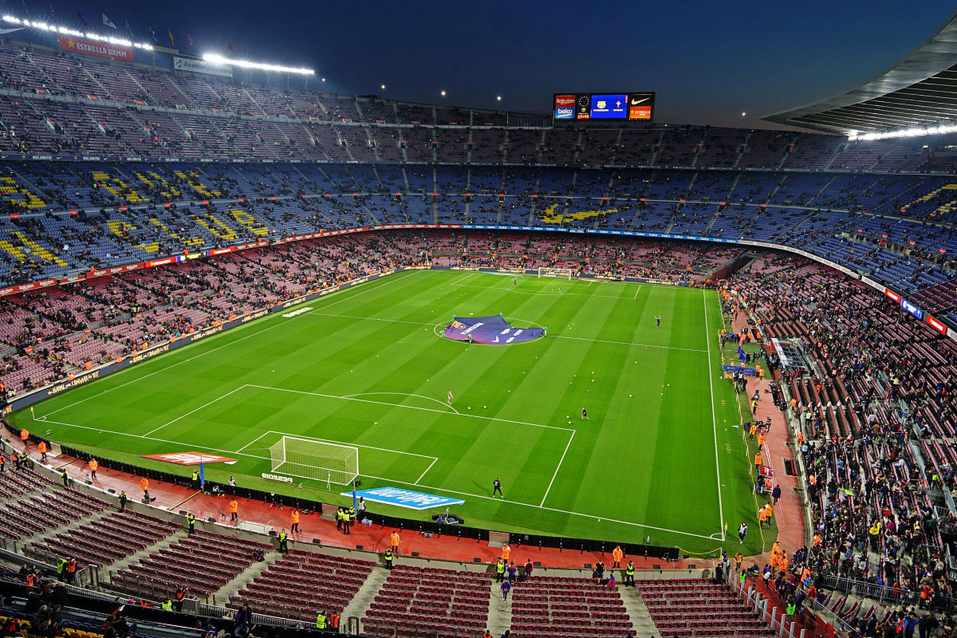 诺坎普球场是巴塞罗那足球俱乐部的主场,也是欧洲最大的足球场之一.