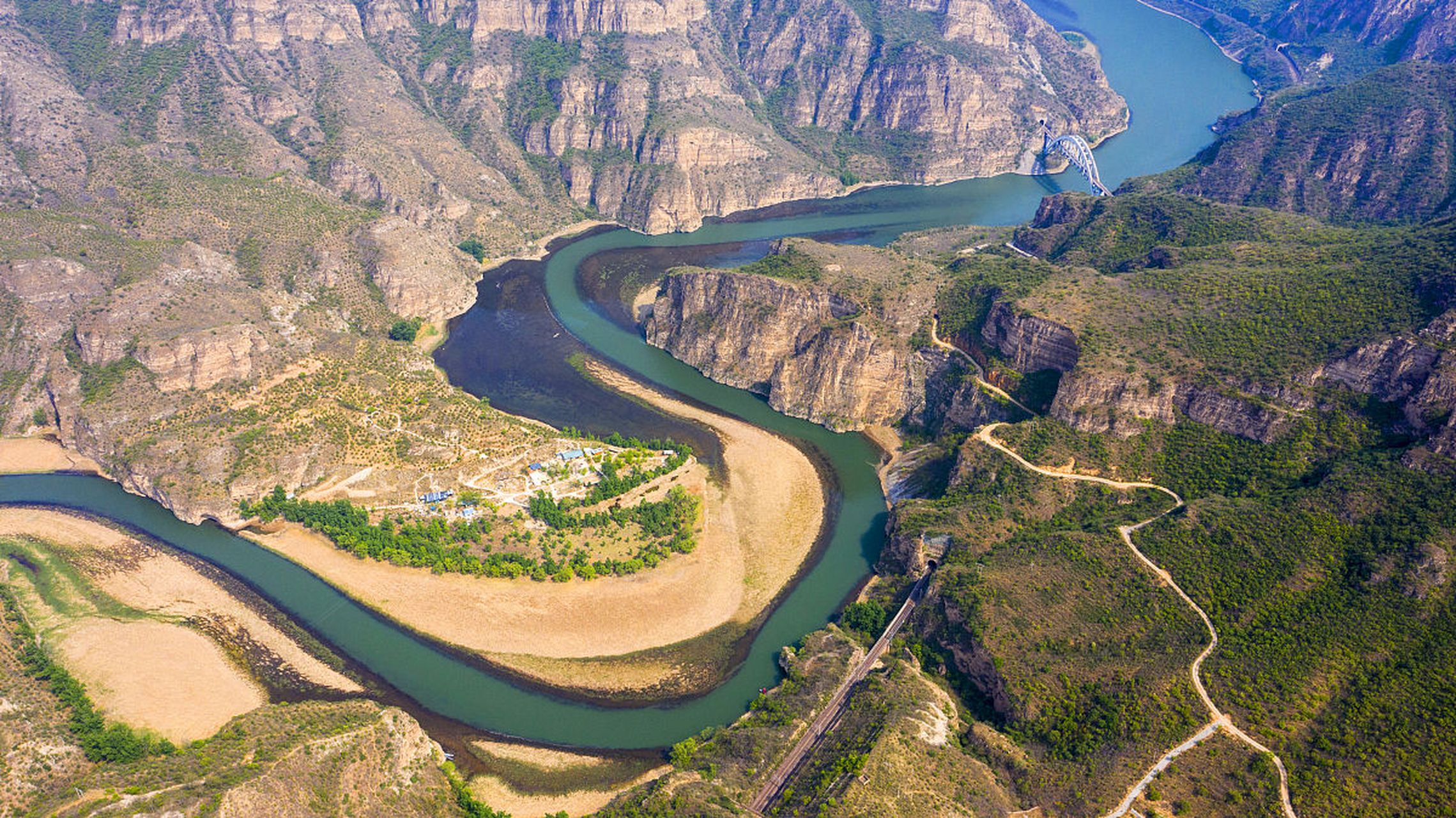 镜头里的春天# 春季游玩甘肃临夏黄河三峡风光游是一次难忘的体验.