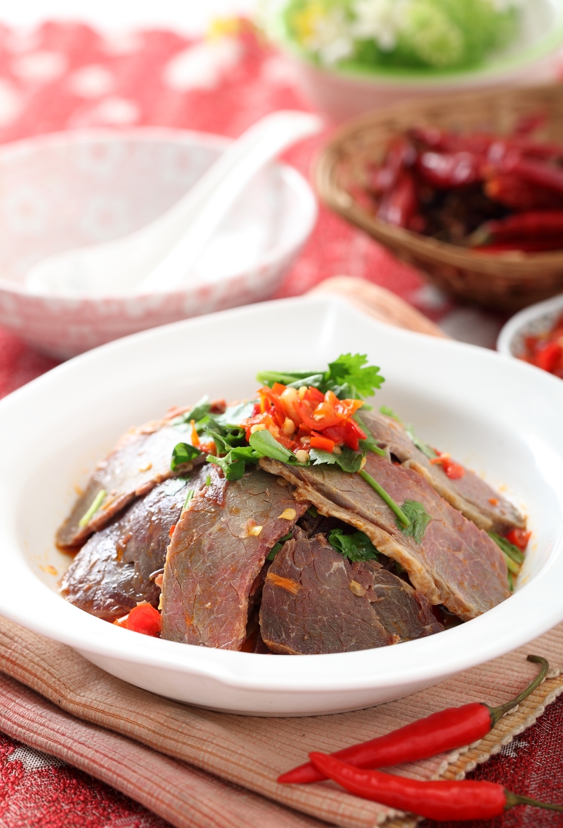 香菜拌牛肉做法:  1