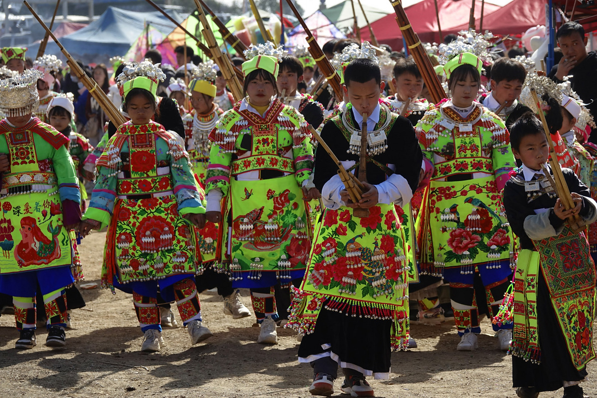 1,三月三节是苗族的传统节日,虽然汉族也有三月三节,但是不同的.