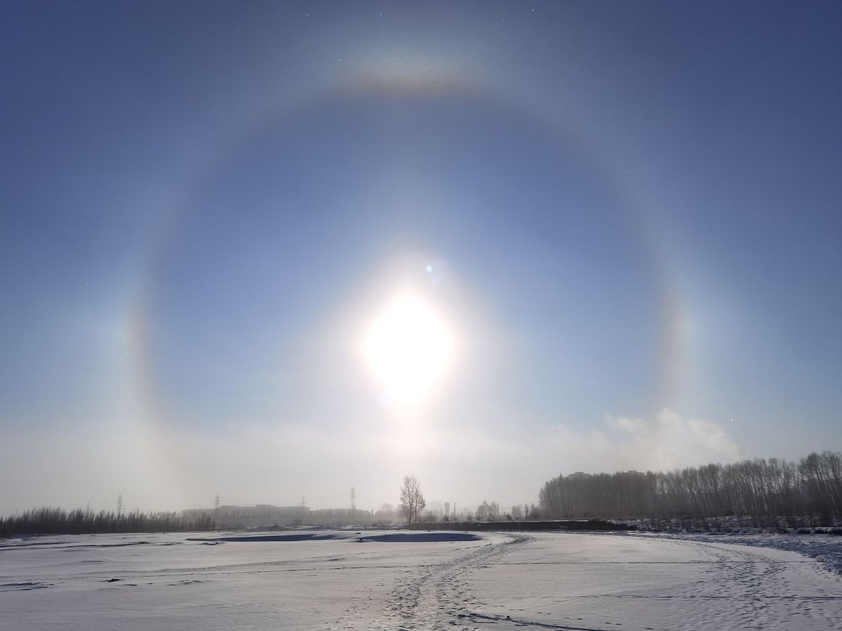 辽宁现"三个太阳"的天文奇观  《三体》中,当天空出现三个太阳,可能有