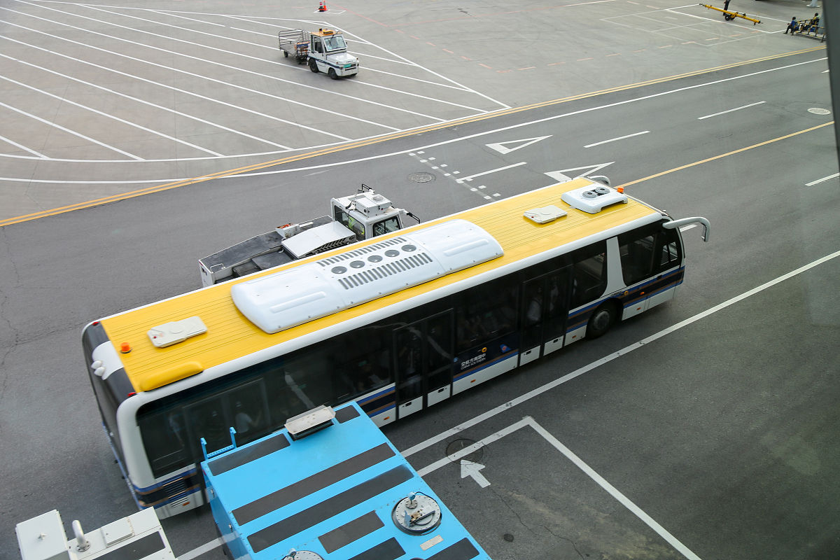 飞机场廊桥和摆渡车作用