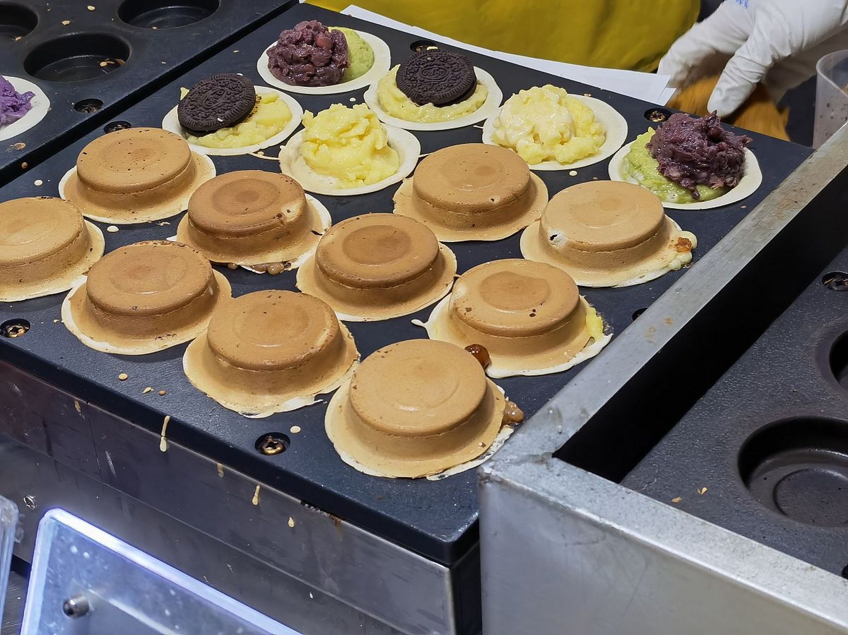 台湾车轮饼是来源于台湾,是以红豆主要原料制作的一种像车轮形状当