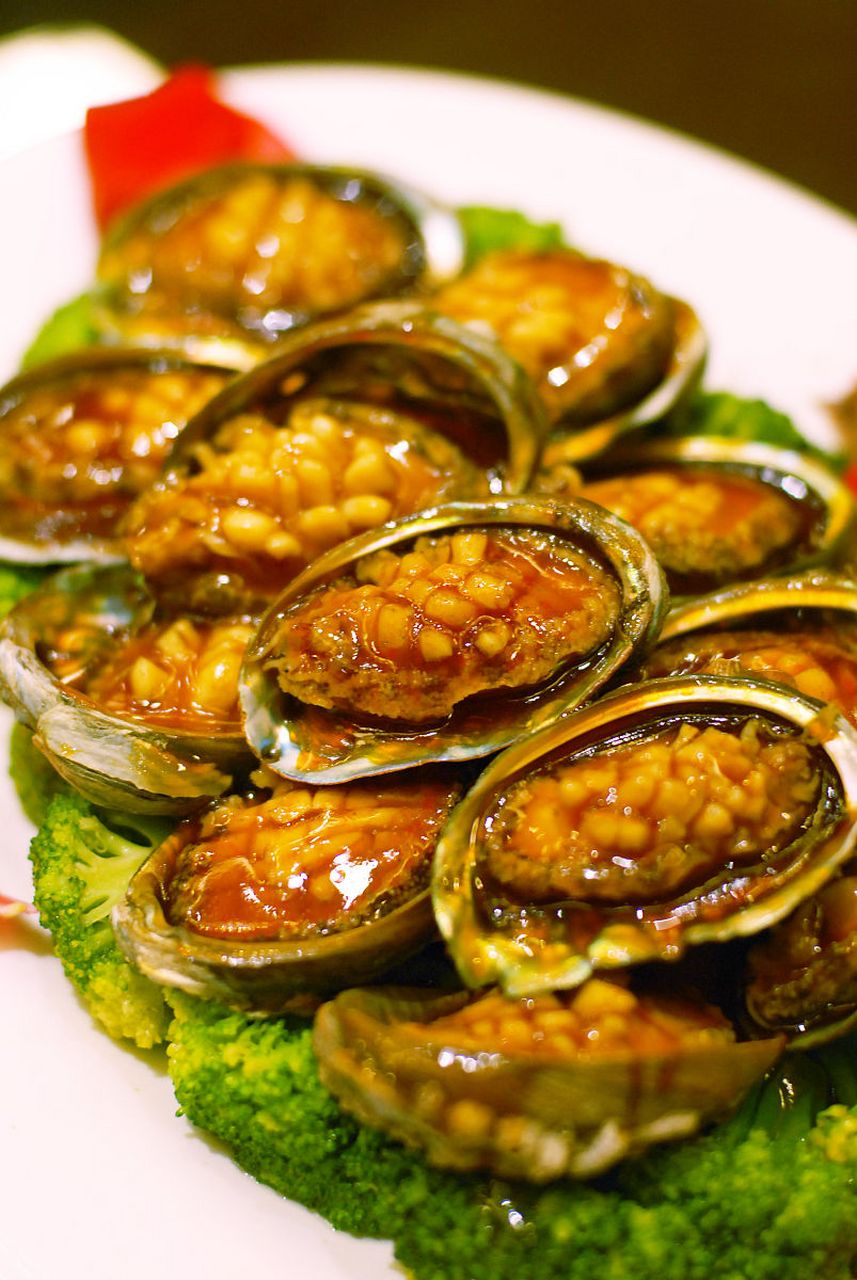 葱油鲍鱼是一道简单又美味的海鲜料理,鲍鱼口感鲜嫩,搭配香葱的倾香