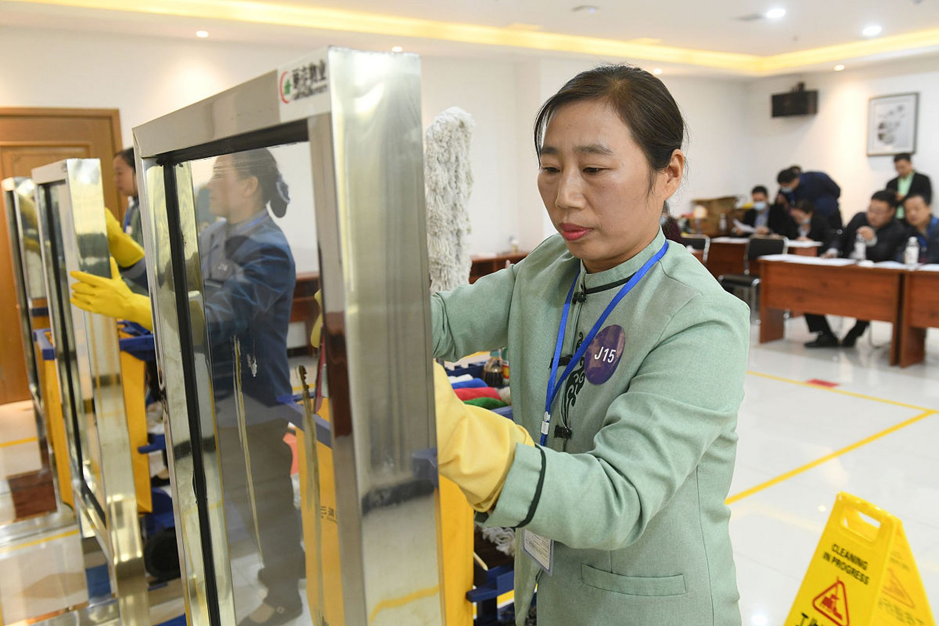 保洁员不慎将业主鞋子误扔,被索赔1万,事后不堪受辱选择上吊自杀.