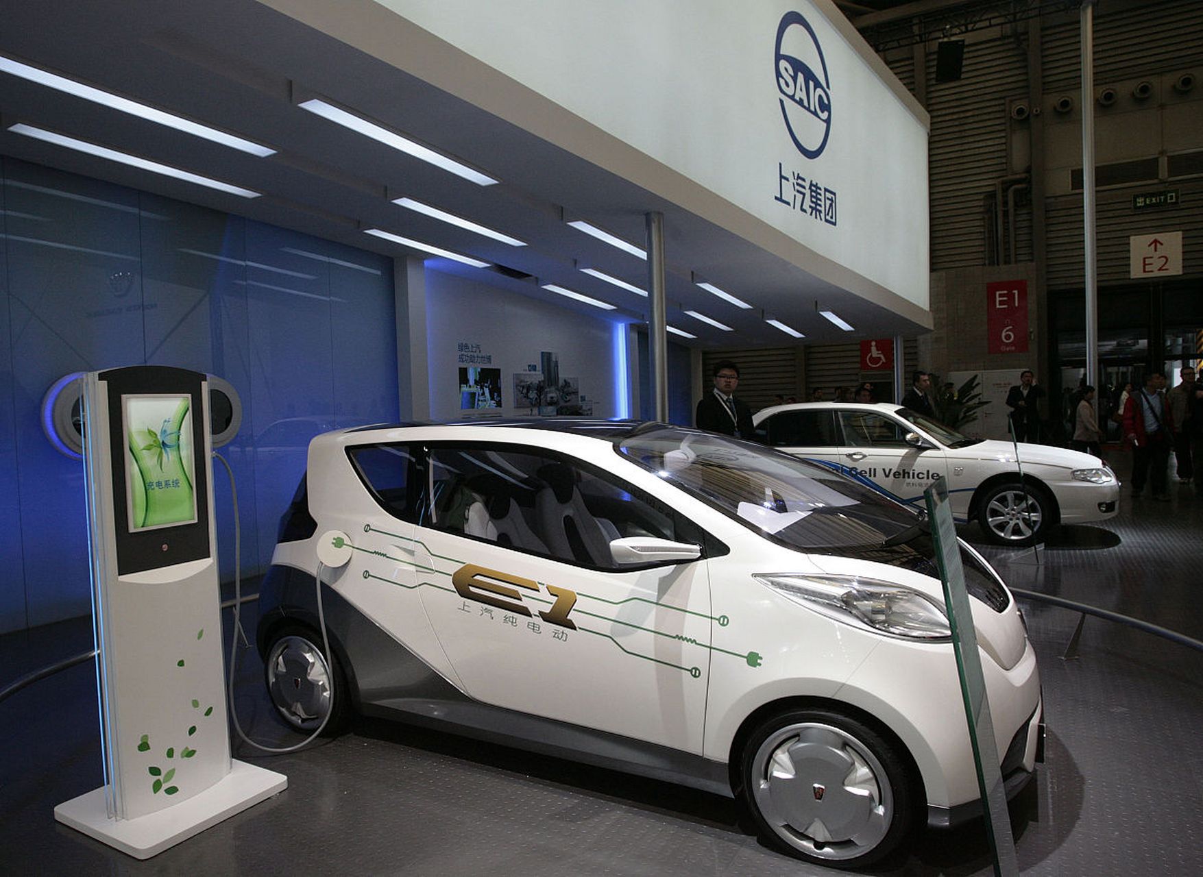 我右手边的同事,22 年买的比亚迪汉,28 万,一分不少,今年 24 年,方面