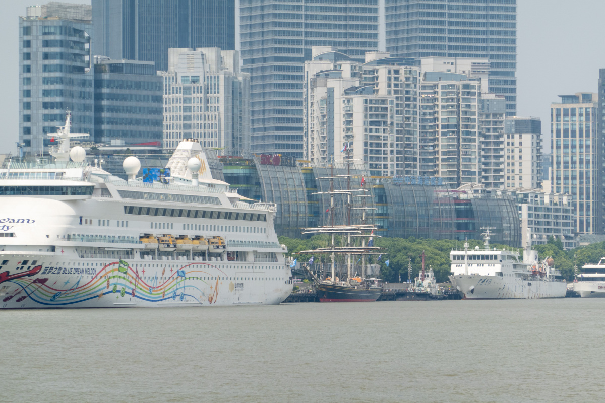 #古今之旅回盼千年# 上海外滩:近代建筑群的历史见证  上海的外滩,这