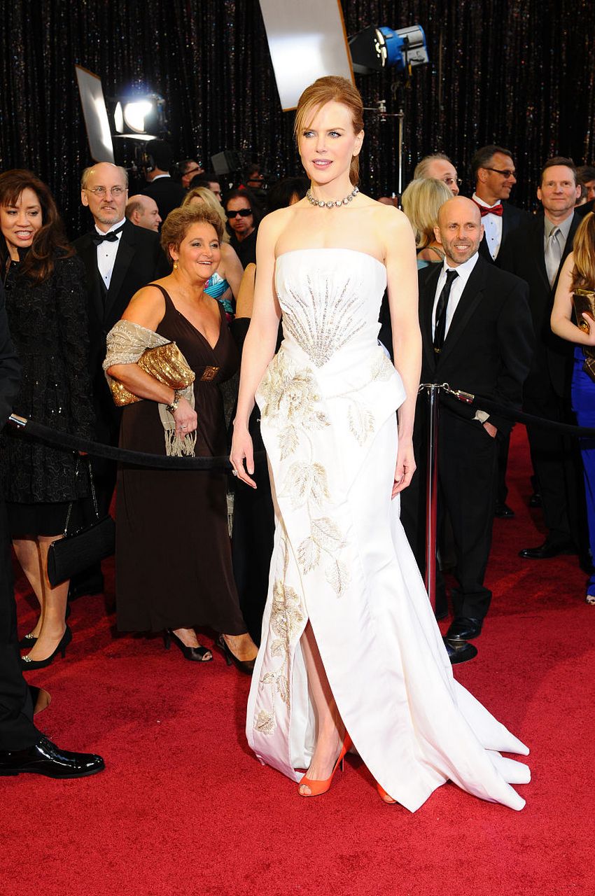 妮可 基德曼刺绣礼服裙,直接白成一道光!