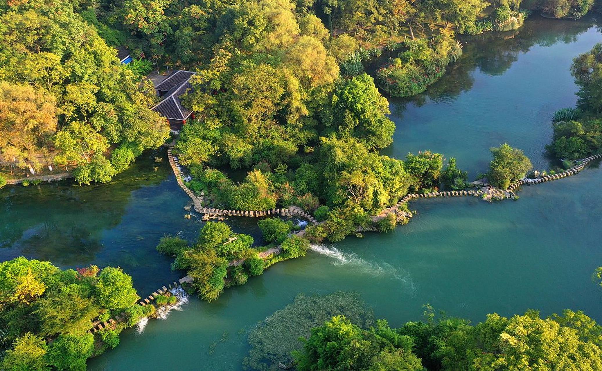 我推荐最美花溪公园,花溪公园位于贵州贵阳市南郊17公里花溪区内,占地