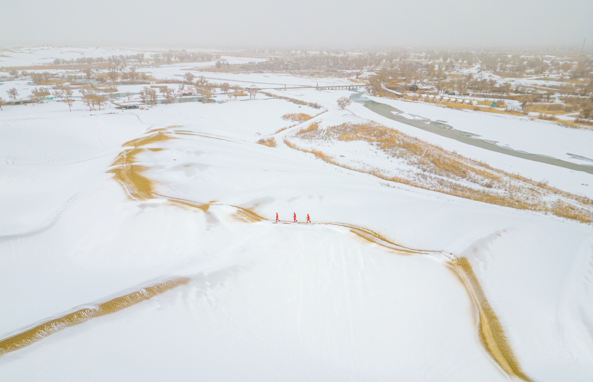 戈壁滩下雪图片图片