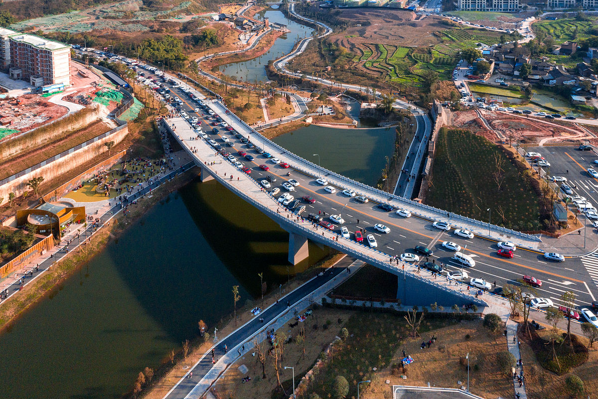 蓦然回首,秋天已经悄然渐远,只有我一个人品尝了这一季的荒凉