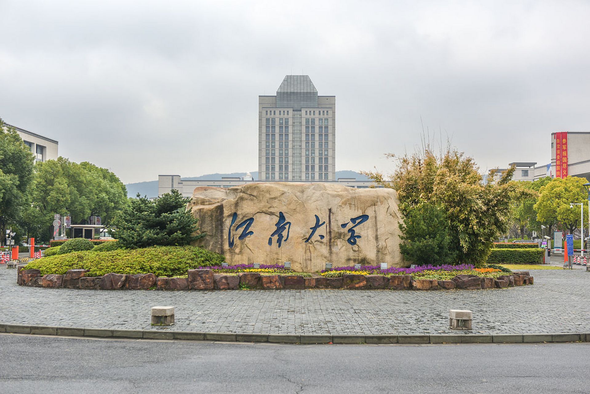 辽宁大学是位于辽宁省沈阳市的省属综合性大学,拥有卓越教育计划和多