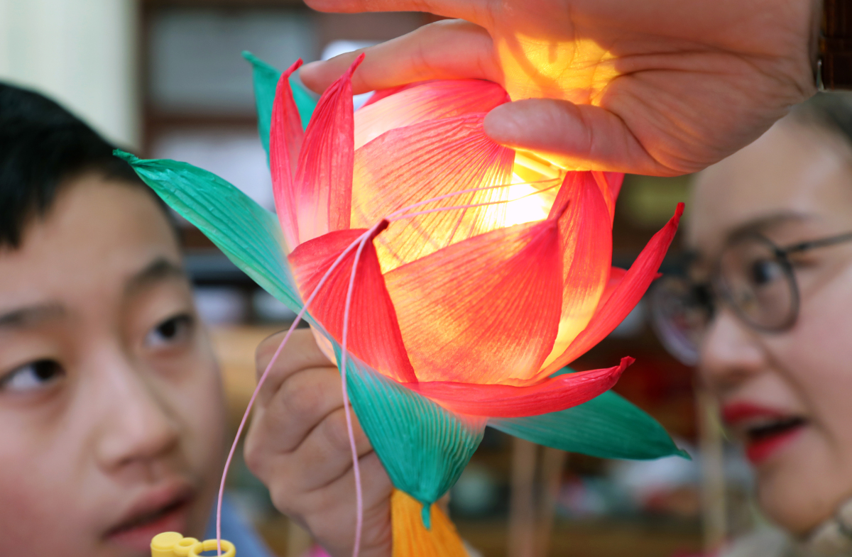 今天幼儿园里举行春节游园会老师让小朋友每人做一个灯笼