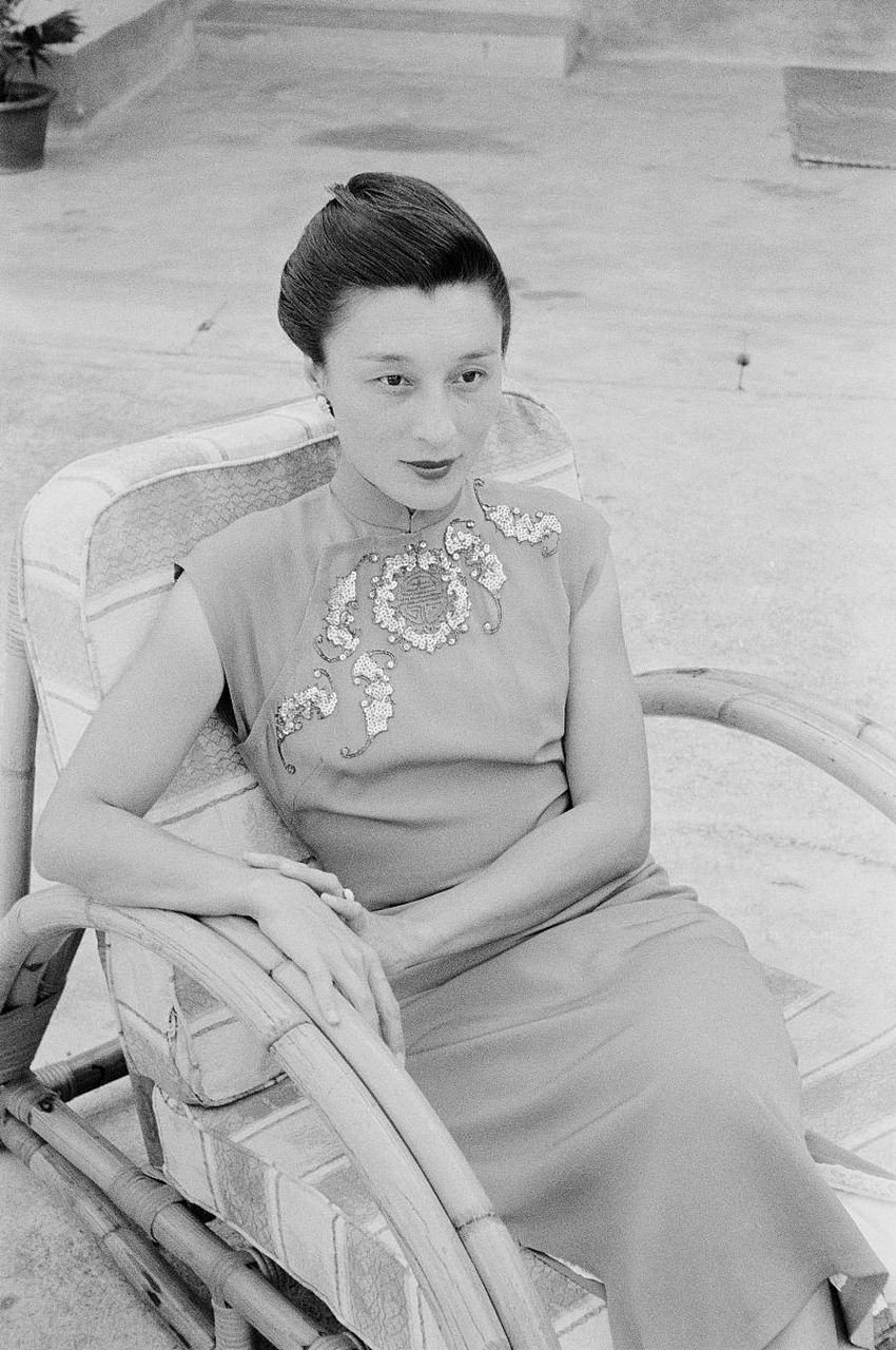 宋美龄是中国历史上一个充满争议的人物,她的生活与政治外交紧密交织