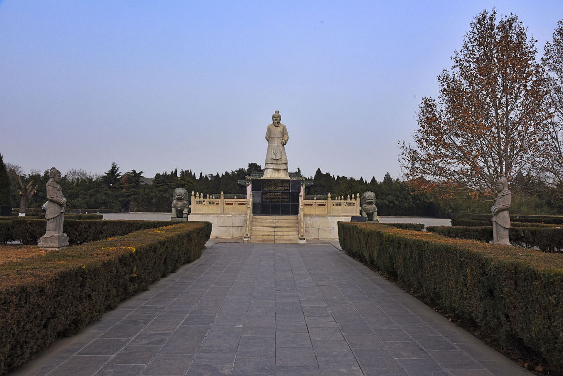 会稽山大禹陵景区,位于风景秀丽的浙江省绍兴市,是以历史文化,地方