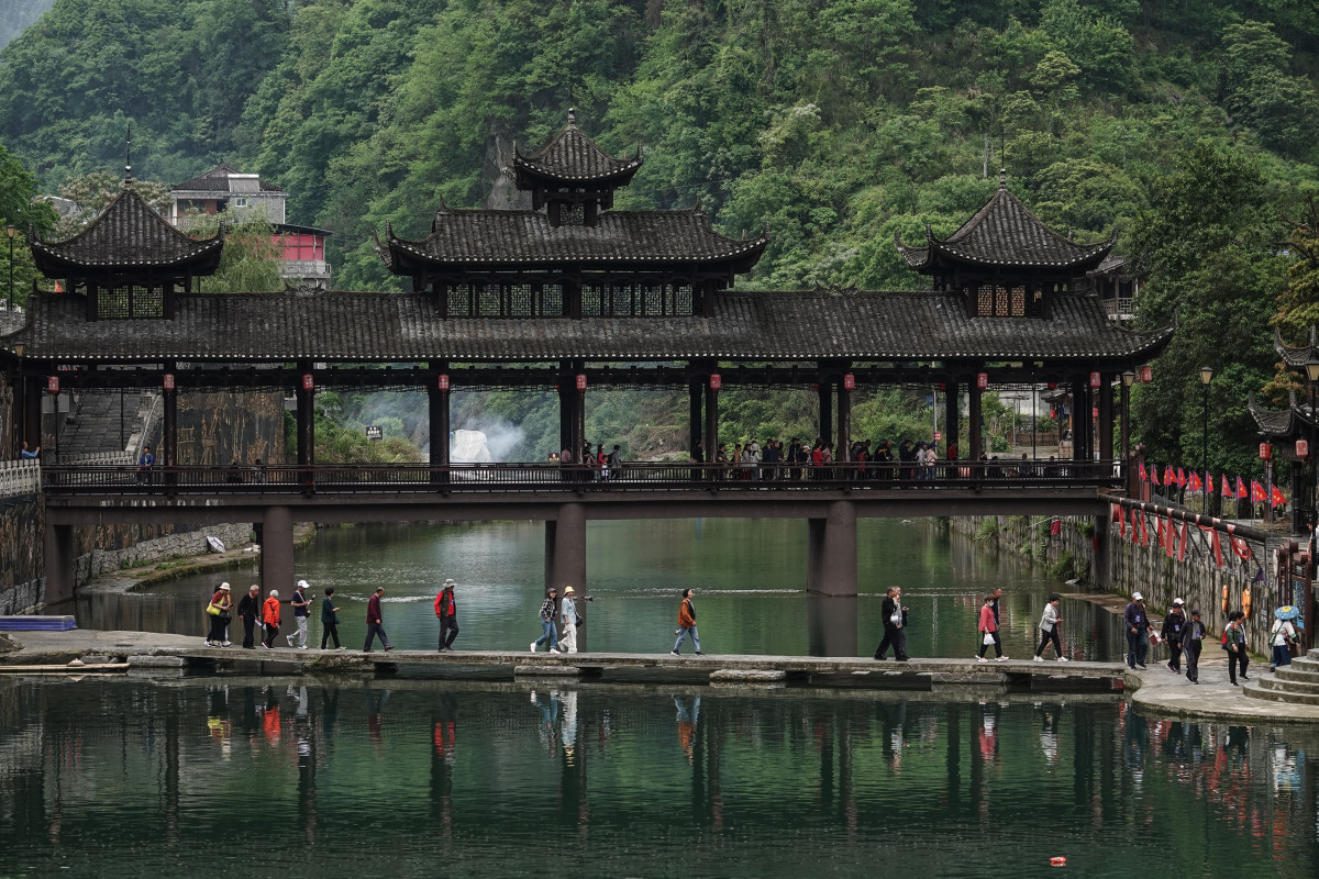 今天,就让我们一起踏上湖北的旅程,探寻杨梅古寨的千年风情,再体验