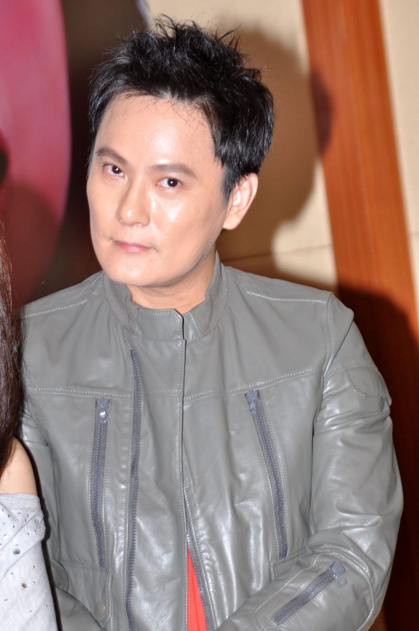 "没想到李嘉欣一句话让张信哲心里凉凉,李嘉欣冷漠回应:"哦?是这样啊.