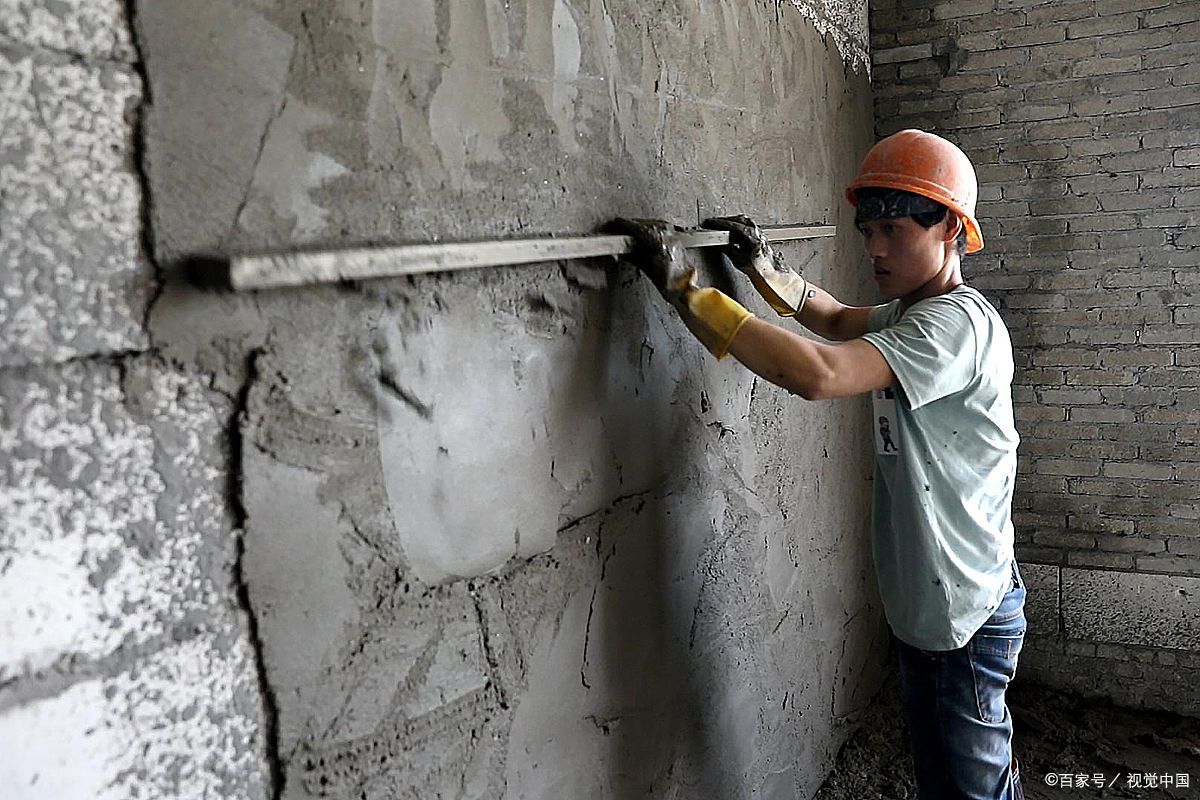 2,泥工师傅也不甘示弱,一天内能贴好20平米的地面
