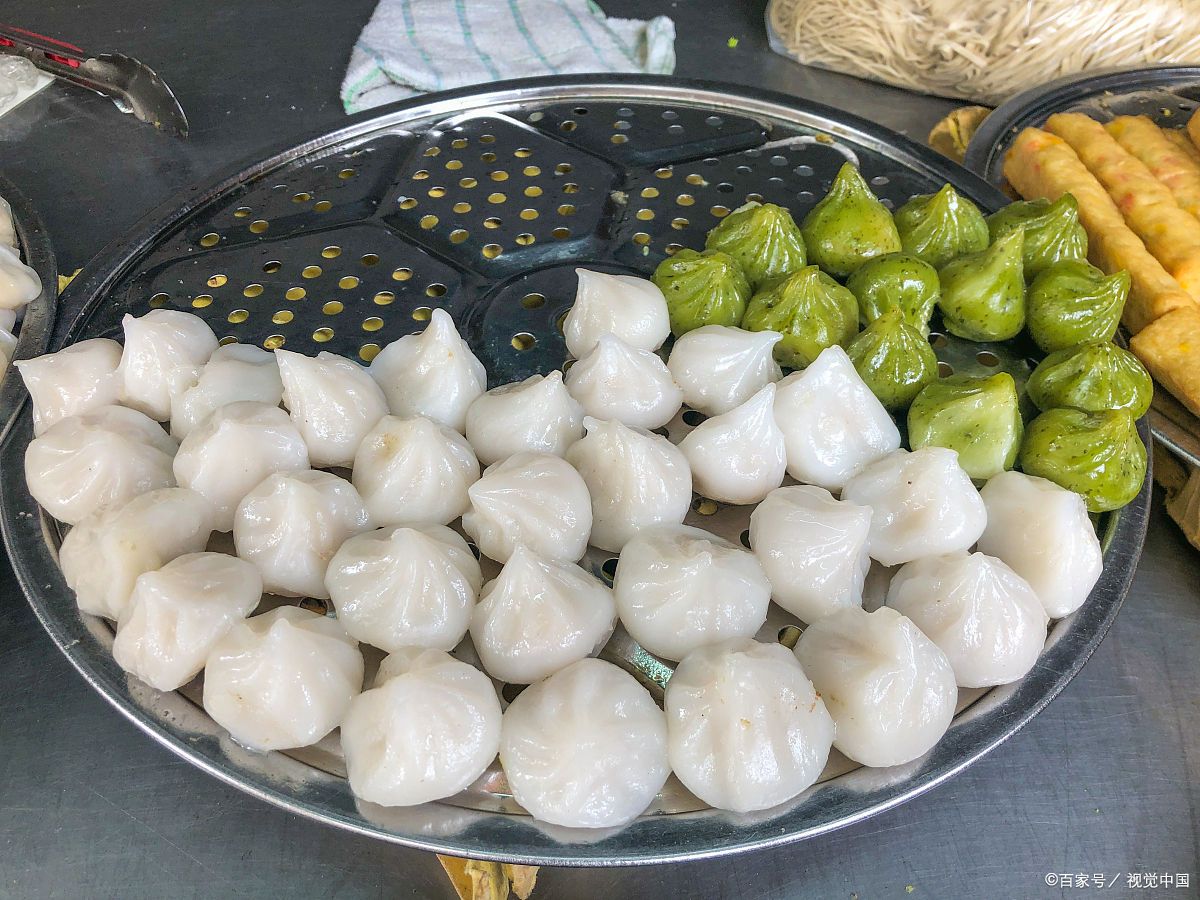 温州鱼丸是一道温州地区的传统美食,口感鲜嫩,制作简单