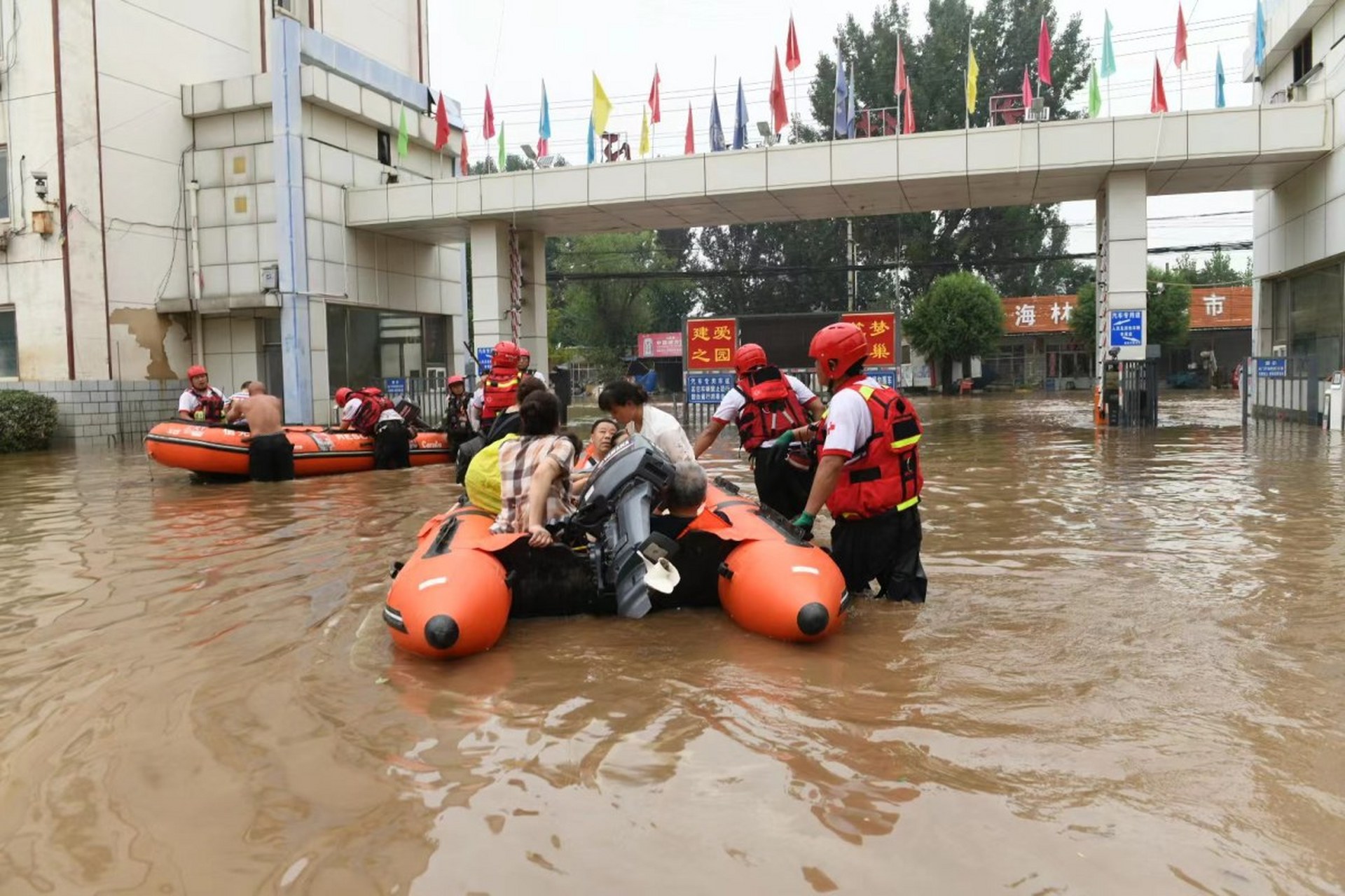 河北发生水灾,江苏无锡市的蓝天救援队奔赴河北省保定市涞水县,江苏