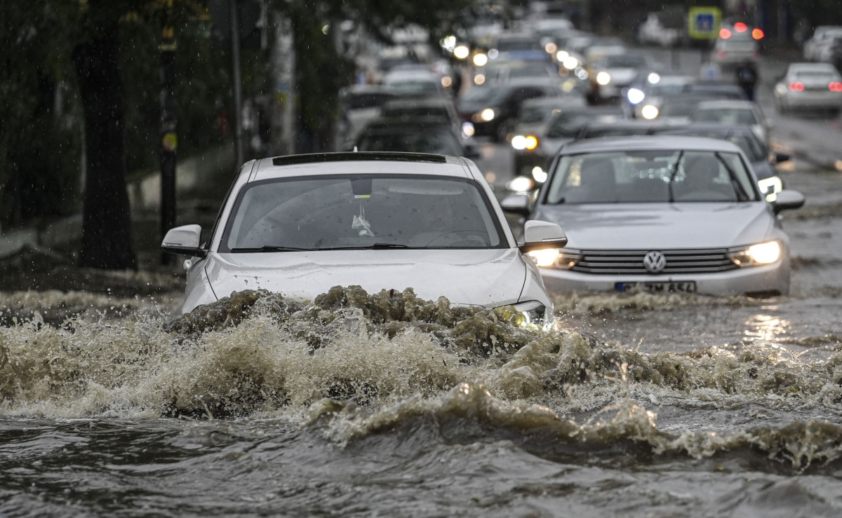 中国气象上规定,24小时降水量为50毫米以上的强降雨称为"暴雨".
