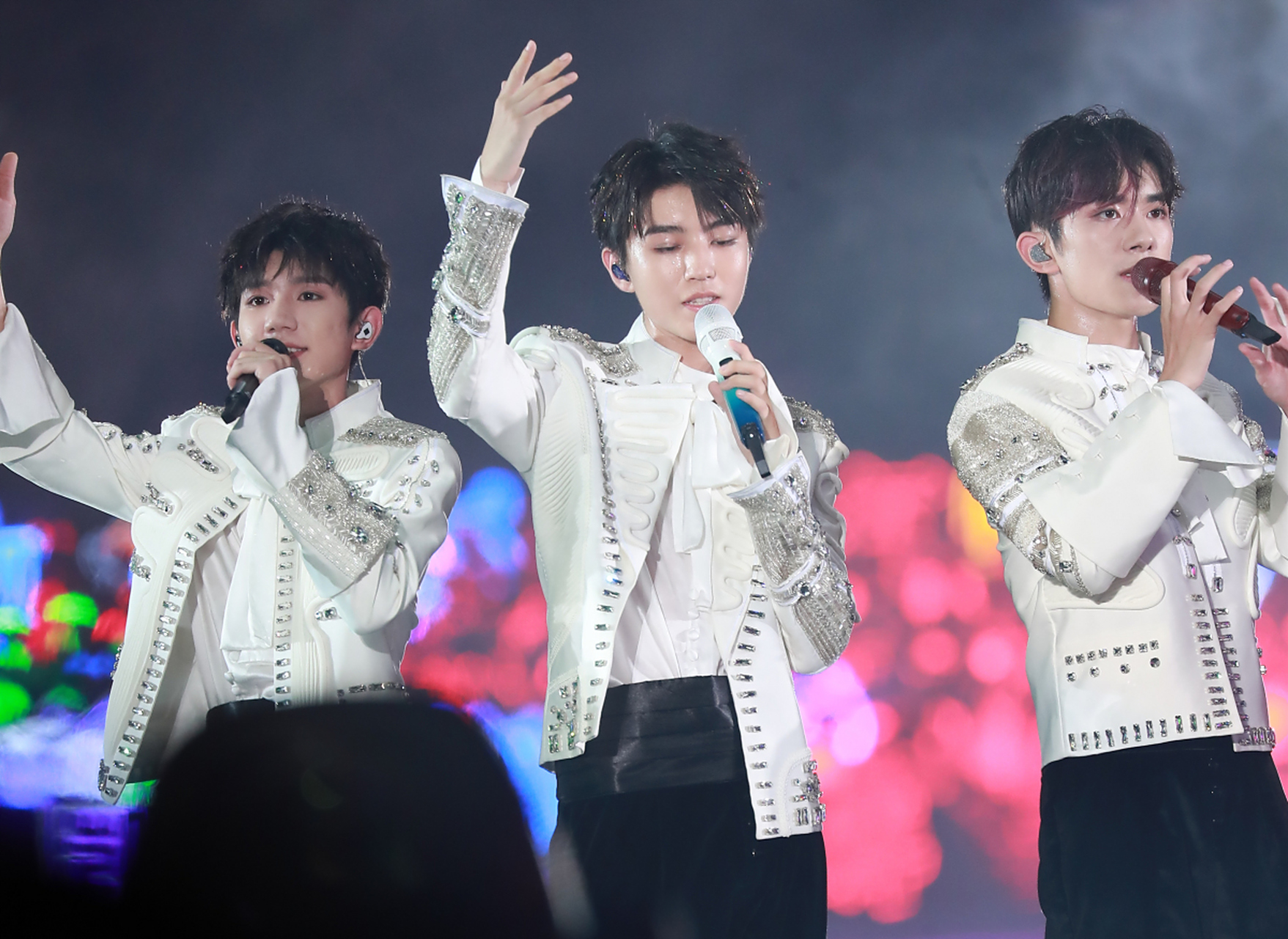 大家好,今天我们来聊一聊tfboys的十年之约演唱会,那个让人疯狂的秒空