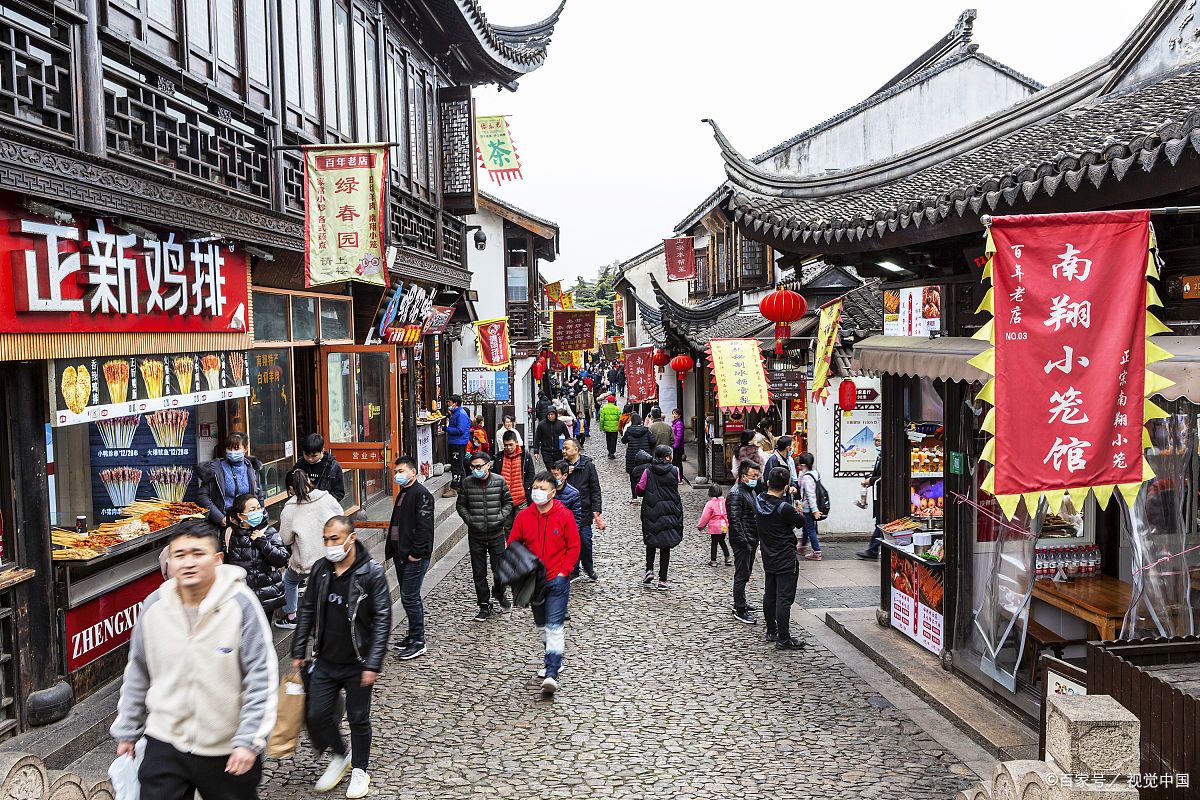 老街上有许多特色小吃店,南翔小笼包香气四溢,让人垂涎欲滴.