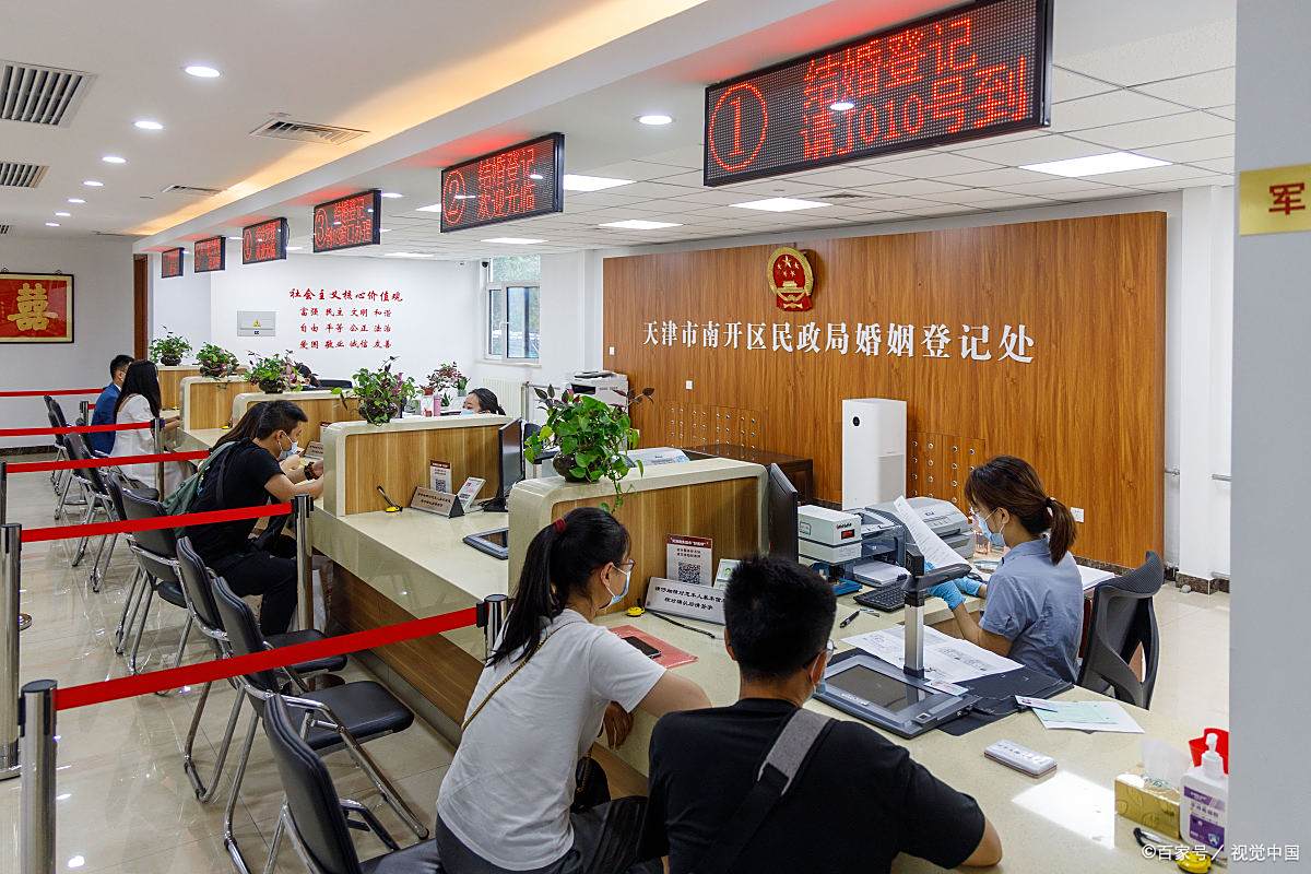 他催了我六七次,今天还是去办理了离婚登记,看着他一脸无所谓的坐在