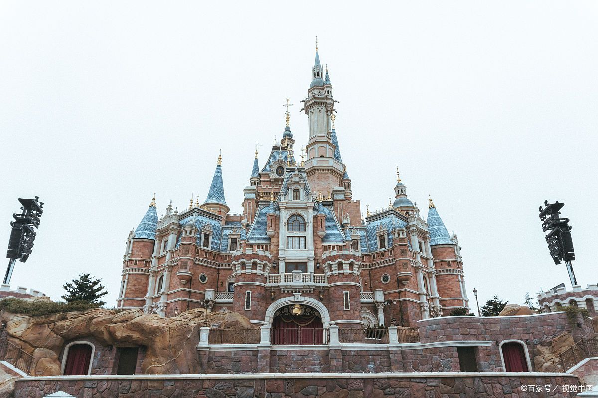 上海迪士尼乐园为60岁以上的老人提供优惠,让老年朋友们也能享受童话