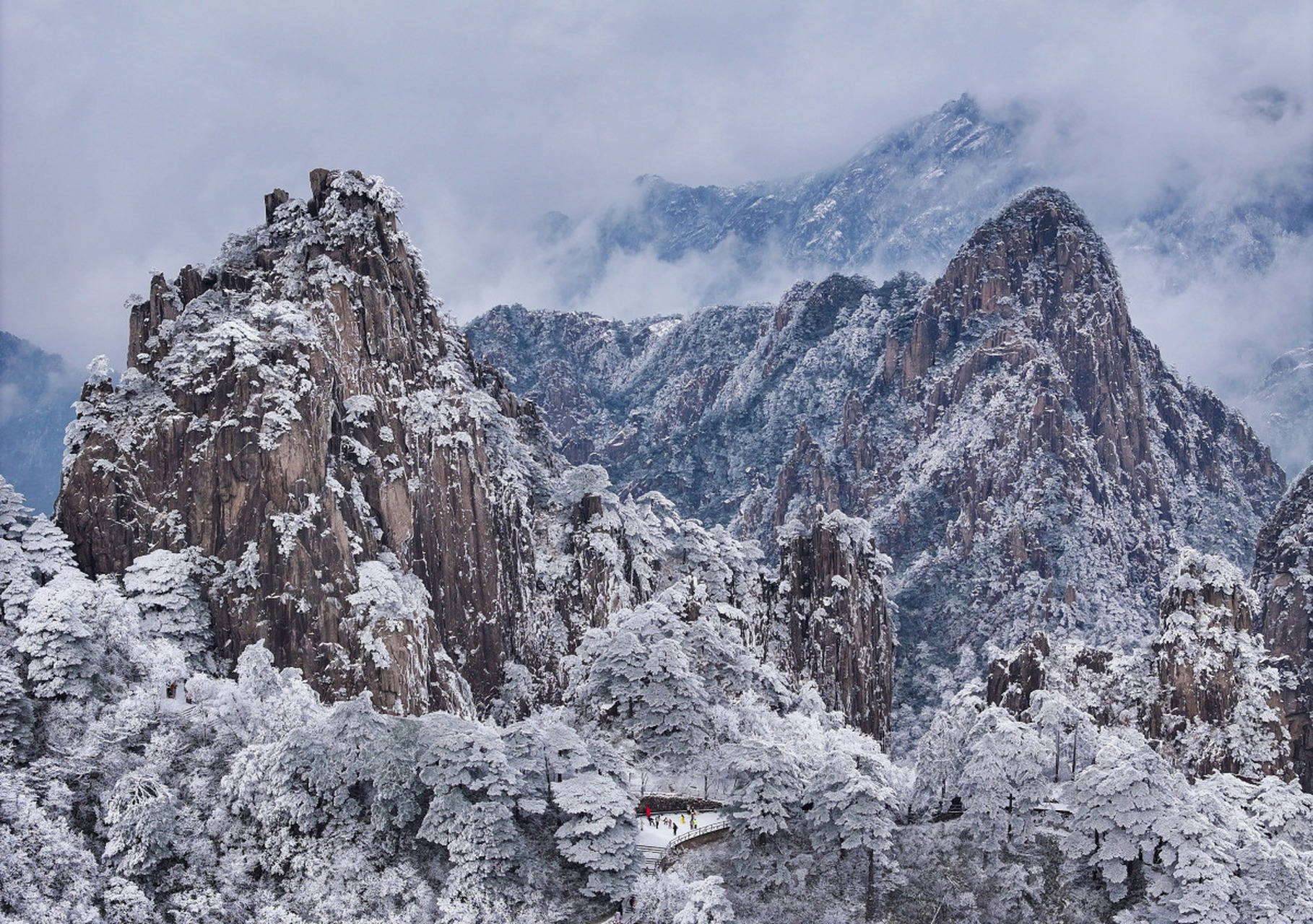 中国四大名山,黄山,泰山,峨眉山和华山各具特色,分别以险峻,秀丽,幽深