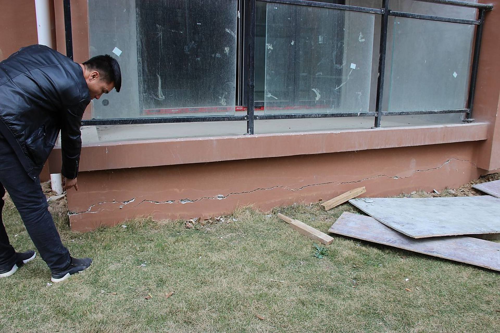 92阳台防水施工是家庭装修中非常重要的一项工程,遇到的问题也很多