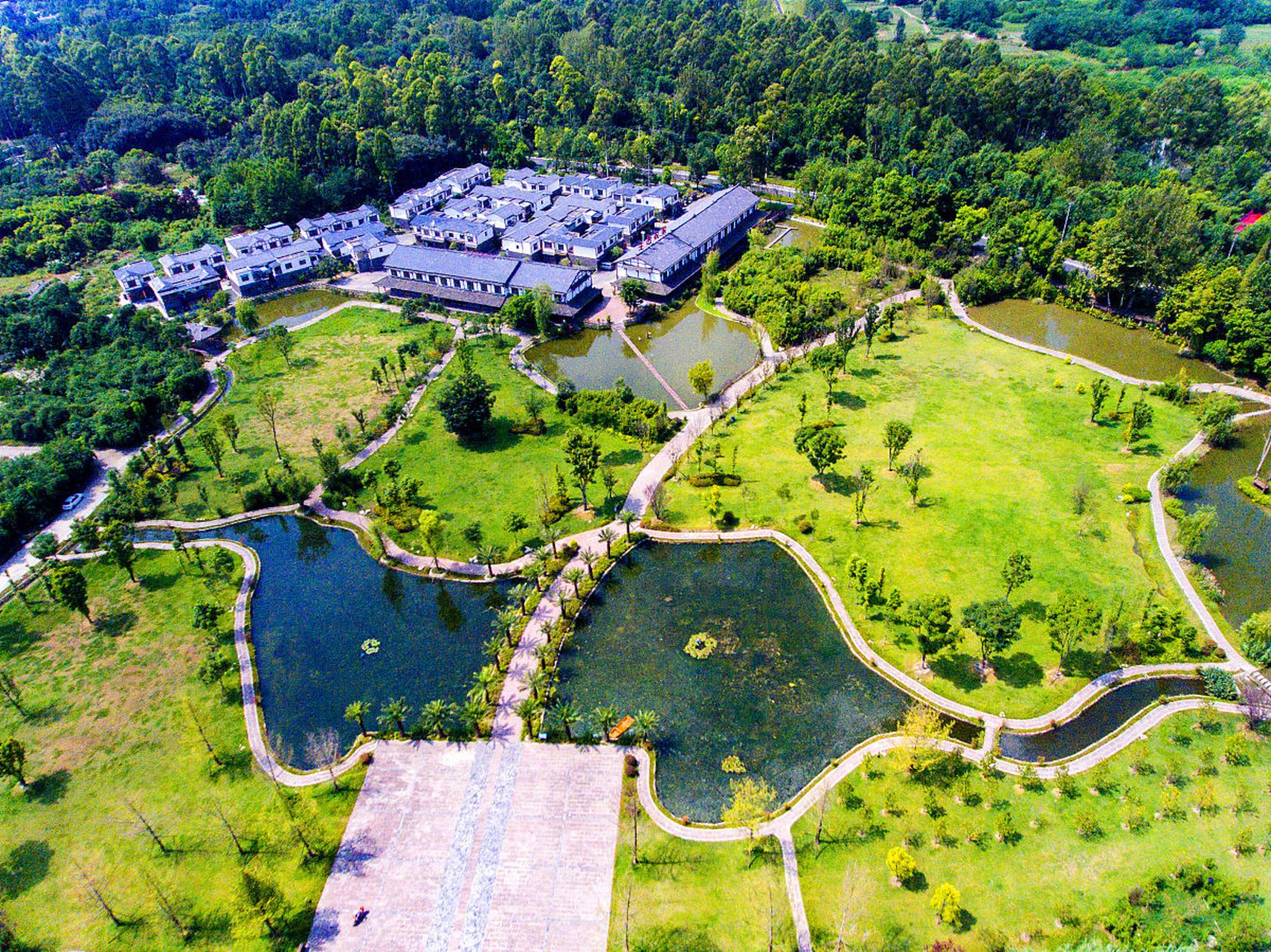 秋日漫游在天府新区官塘村,人们可以尽情享受大自然的恩赐.