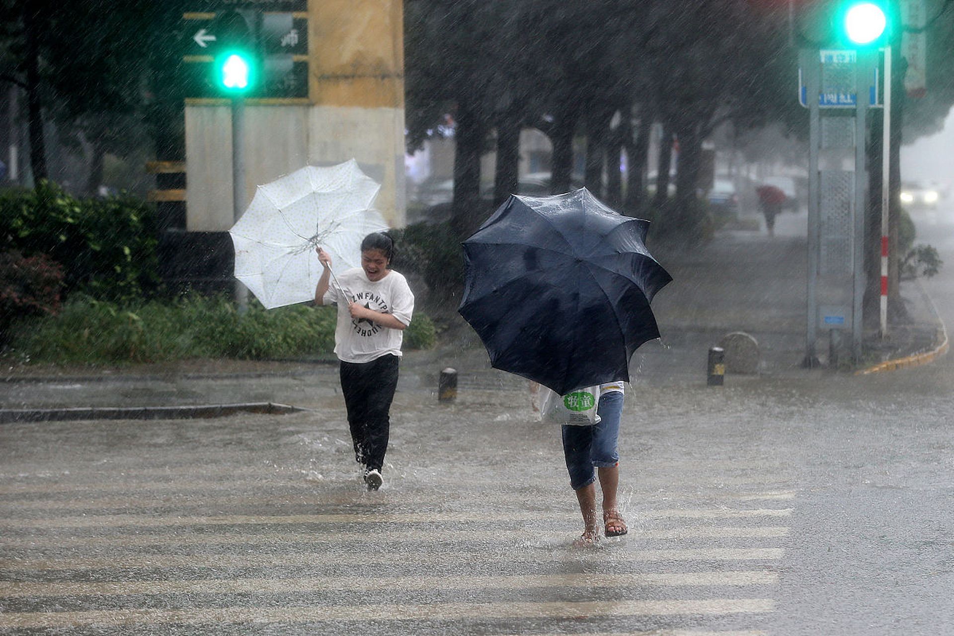 据报道,深圳市近日遭遇了猛烈的暴风雨袭击,市民们纷纷拿出伞来保护