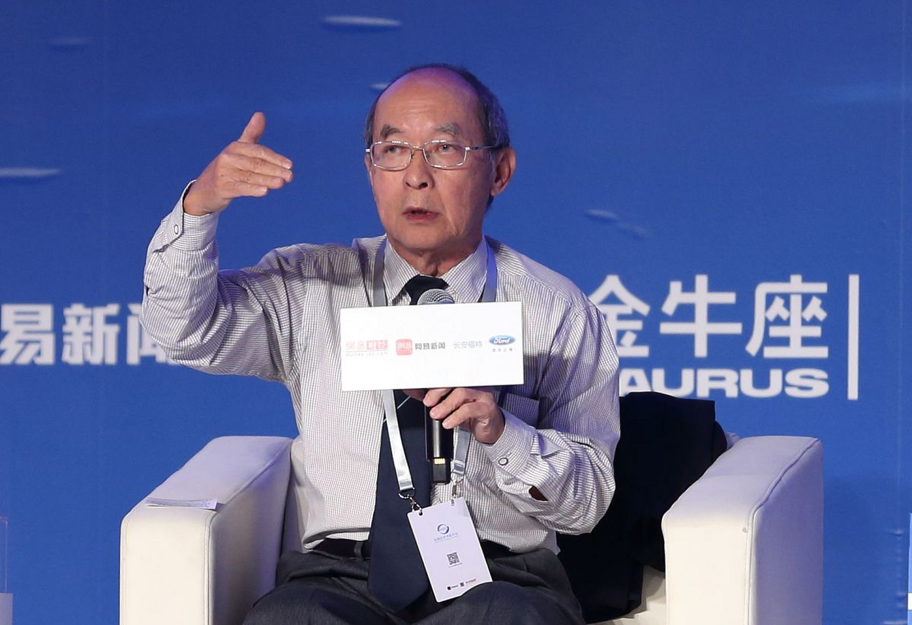 最近,复旦大学教授黄有光提出了一项备受争议的建议,他建议将油价提高