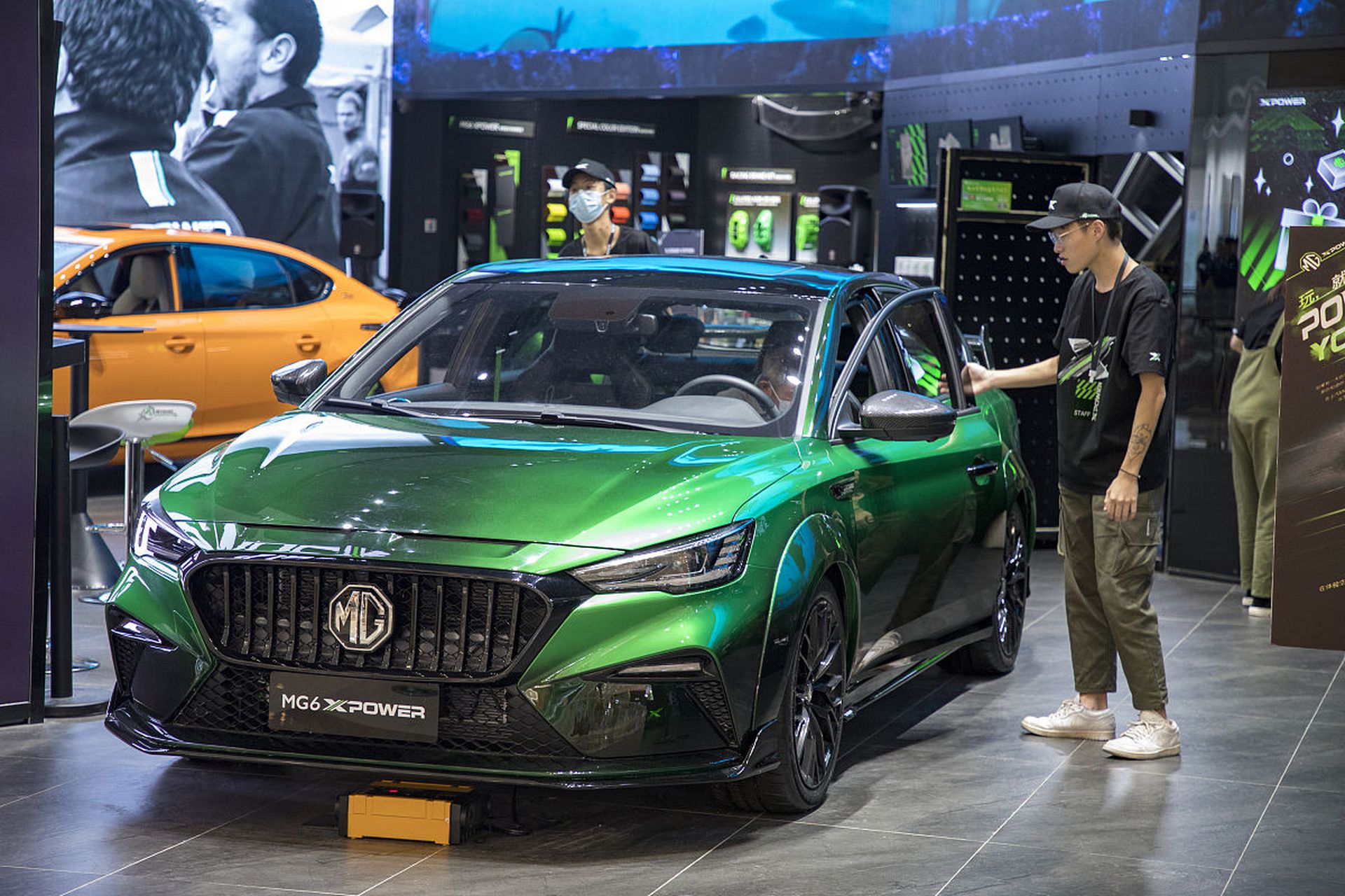 名爵6:年轻时尚与性能的完美结合  作为汽车设计师,我很高兴对名爵6这