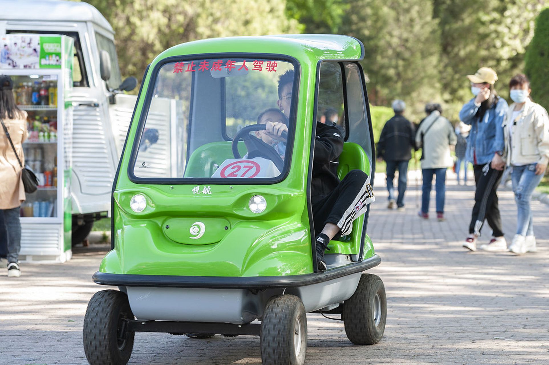 老年代步车因交通违规,安全隐患等问题面临全面禁止,主要是由于老年人