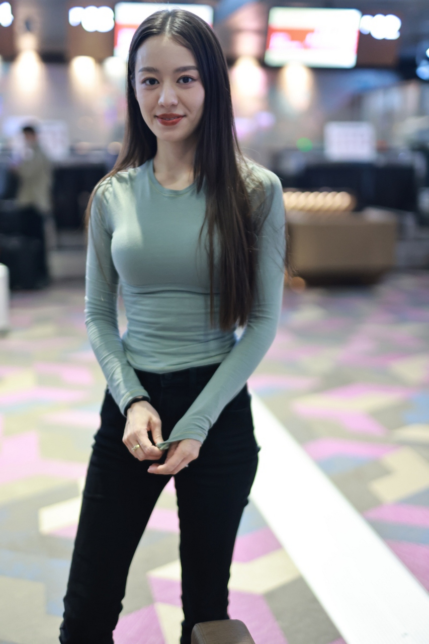 朗朗的妻子吉娜走路时,总是左右晃动着臀部,扭来扭去,看起来很不自然.