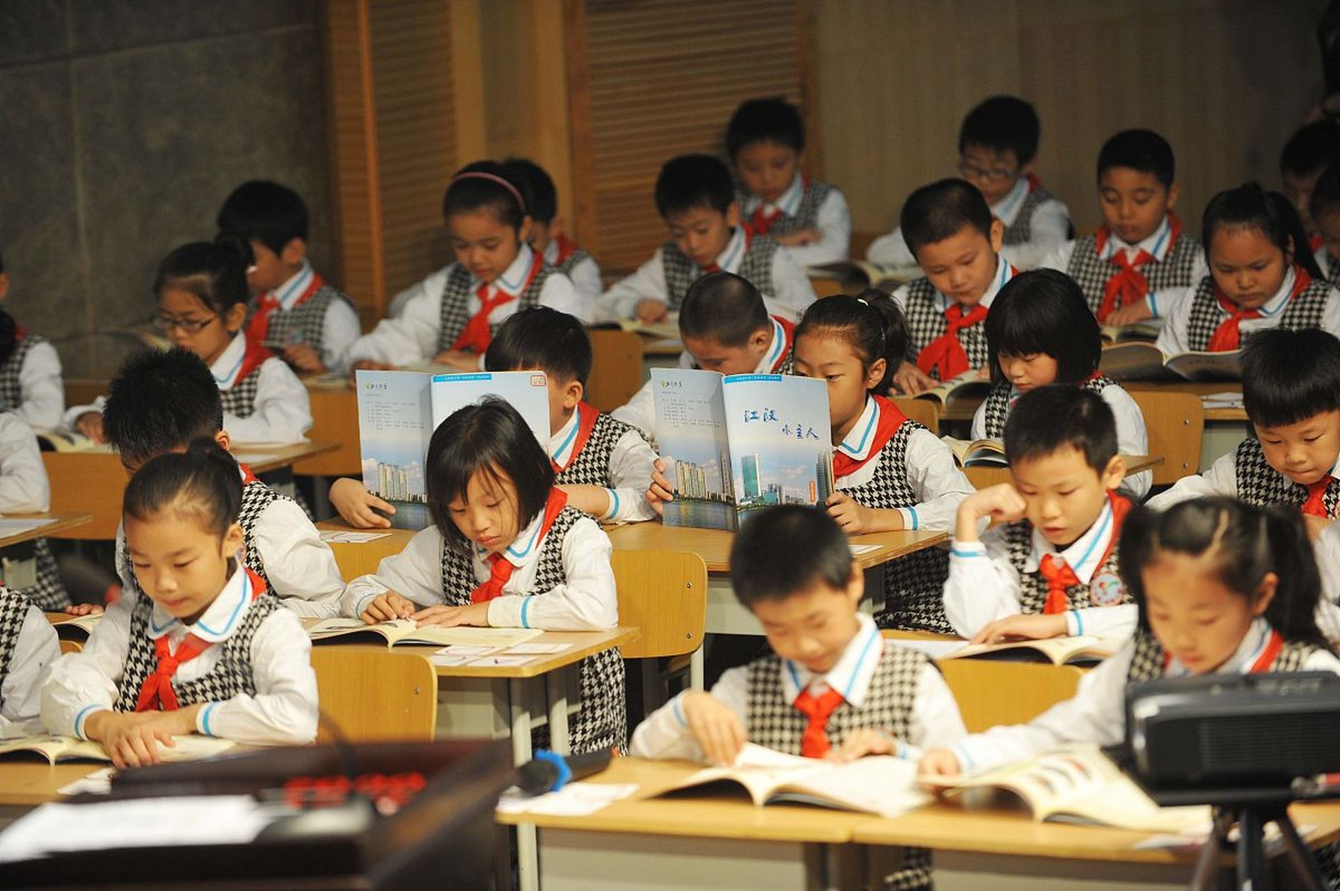 培养小学生养成良好的学习习惯是一项至关重要的任务,这关系到他们