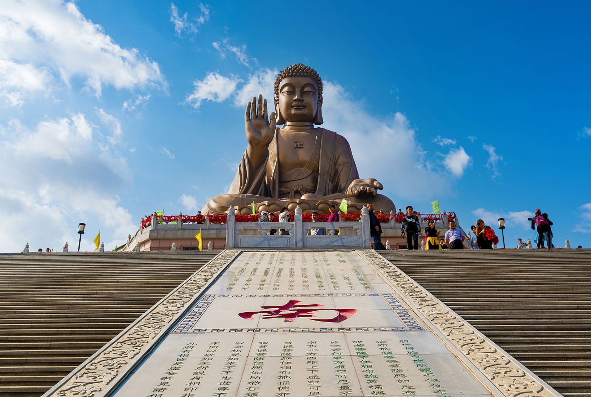 位于山东美丽富饶的龙口市,龙口南山旅游景区是国家aaaaa级景区,地理