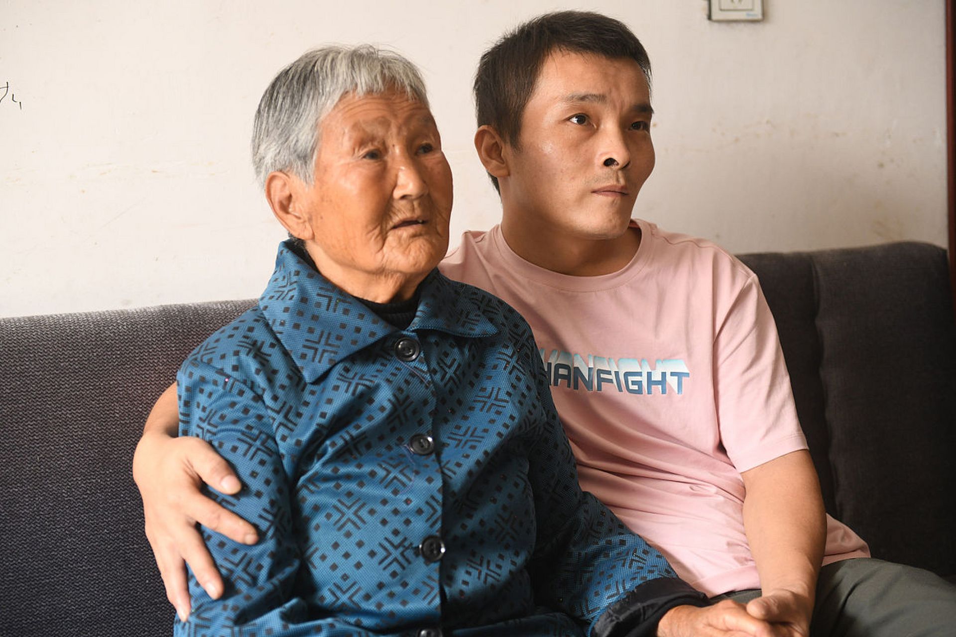 20年前,父亲去世,母亲为了她自己的幸福,丢下8岁的我和哥哥,独自改嫁