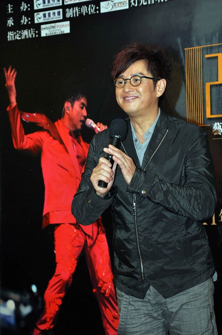 一次采访中,谭咏麟说:"陈百强开制衣厂,赚到千万身家,一口气买下五辆