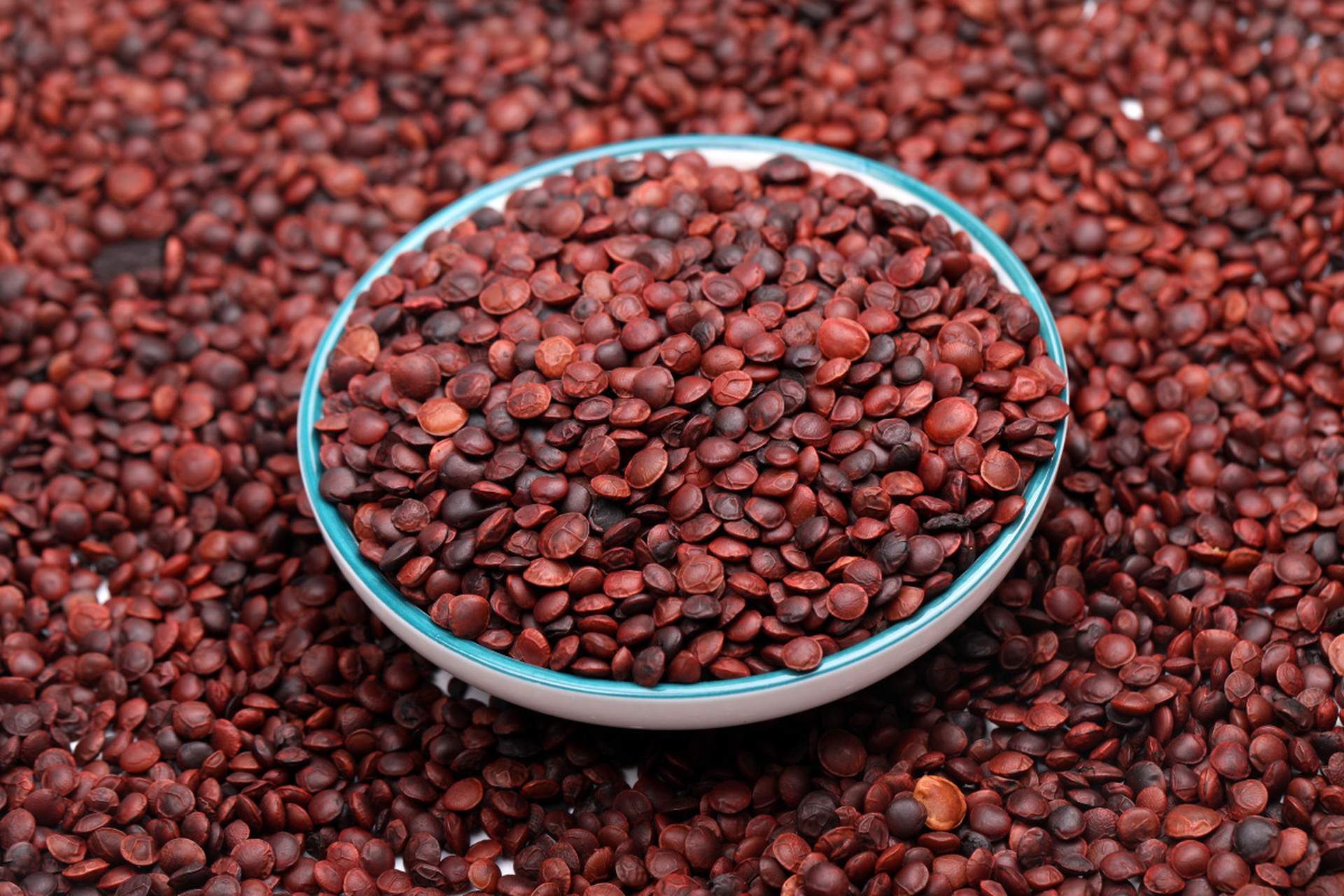 酸枣仁来源于野生酸枣枣核里的种子,本来是中医用来治疗失眠的睡眠