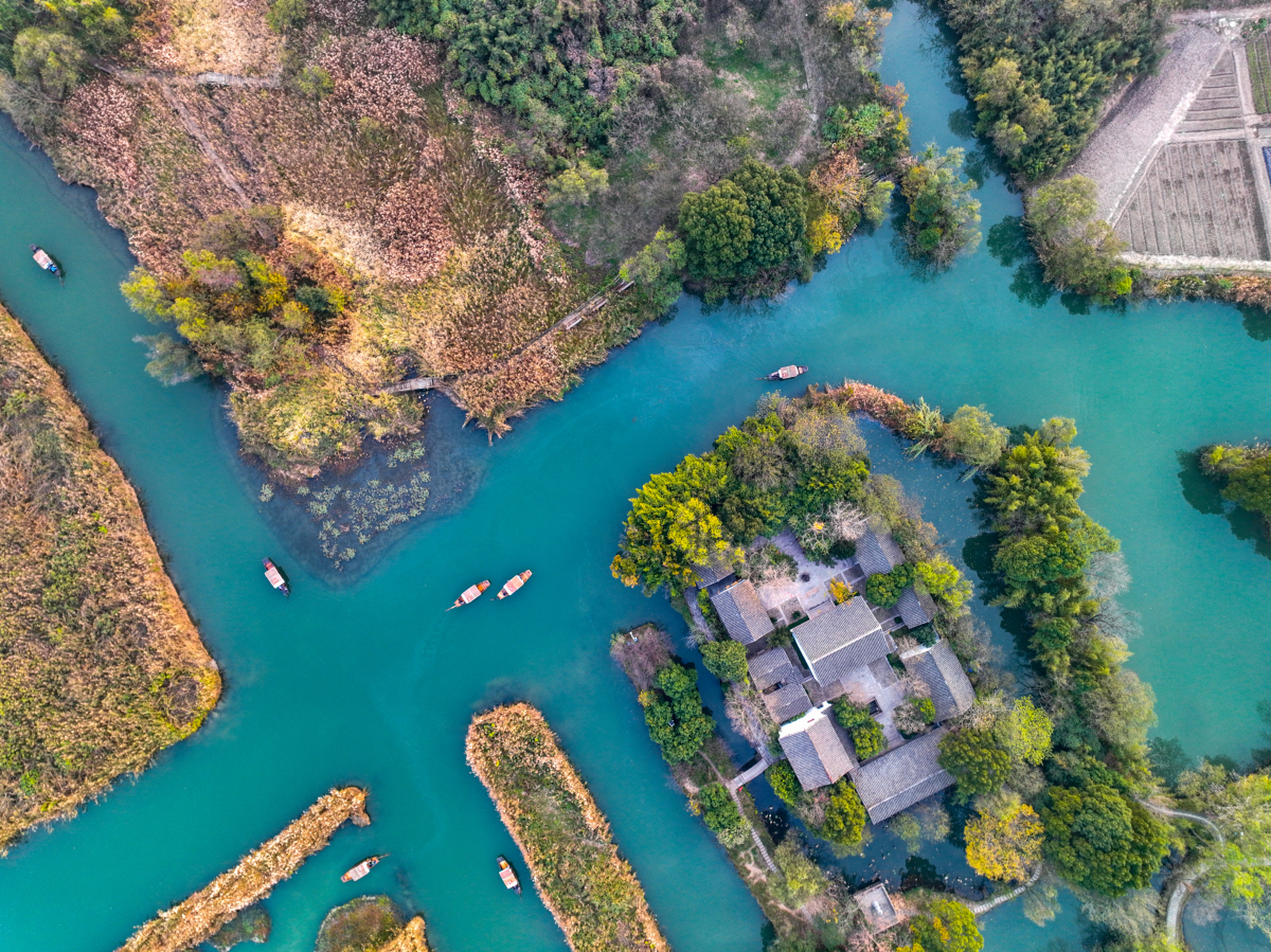 位于浙江省杭州市的西溪国家湿地公园,是一处蓝绿色的天然宝藏.