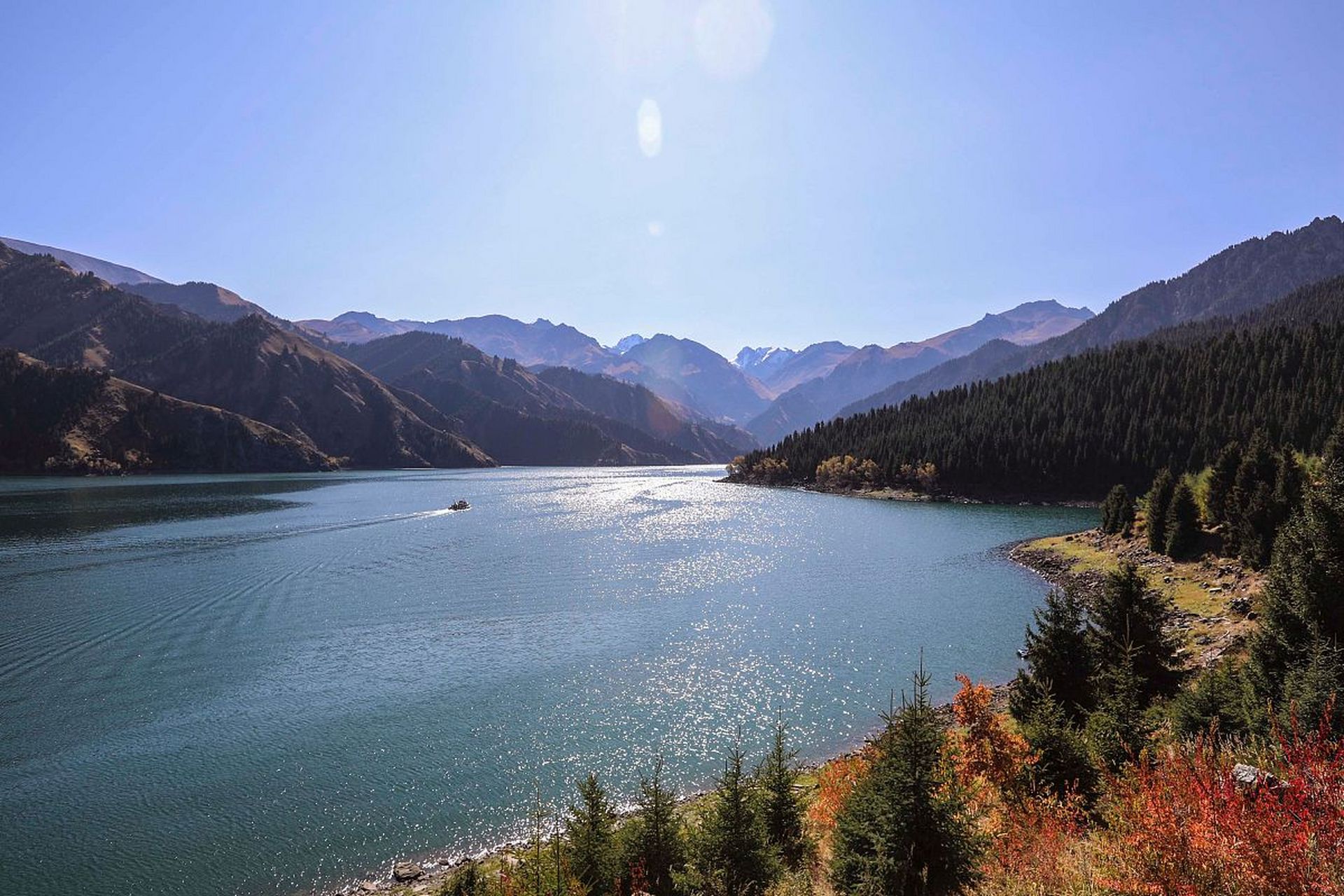 天山天池是中国新疆维吾尔自治区的一处著名旅游景点,位于昌吉回族
